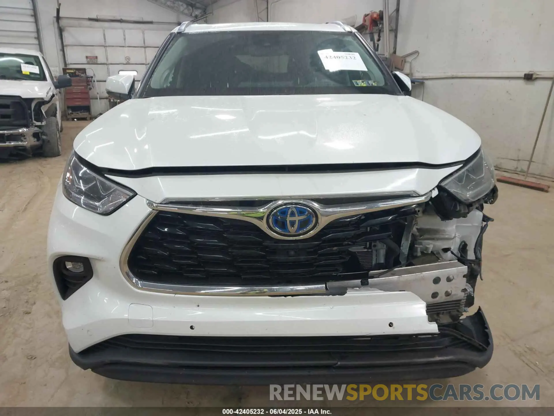 12 Photograph of a damaged car 5TDXBRCH3NS552613 TOYOTA HIGHLANDER 2022