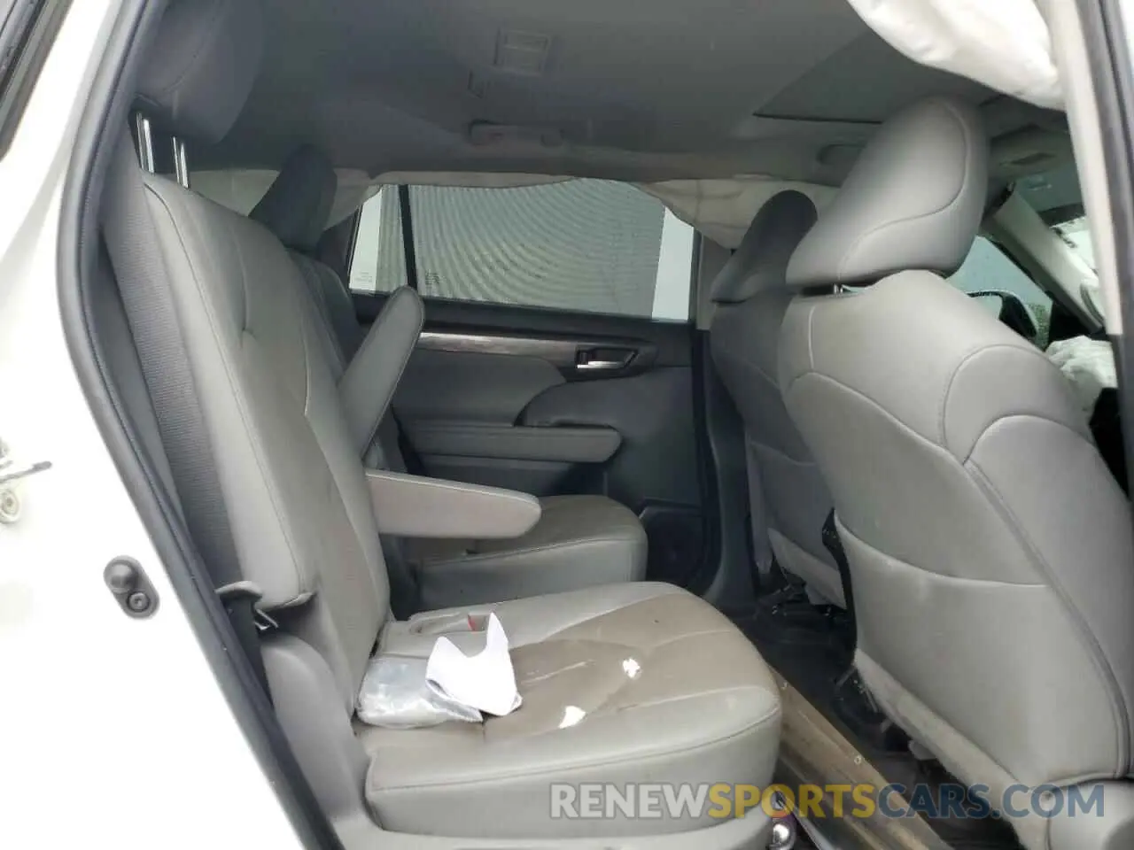 11 Photograph of a damaged car 5TDYZRAH1NS117138 TOYOTA HIGHLANDER 2022