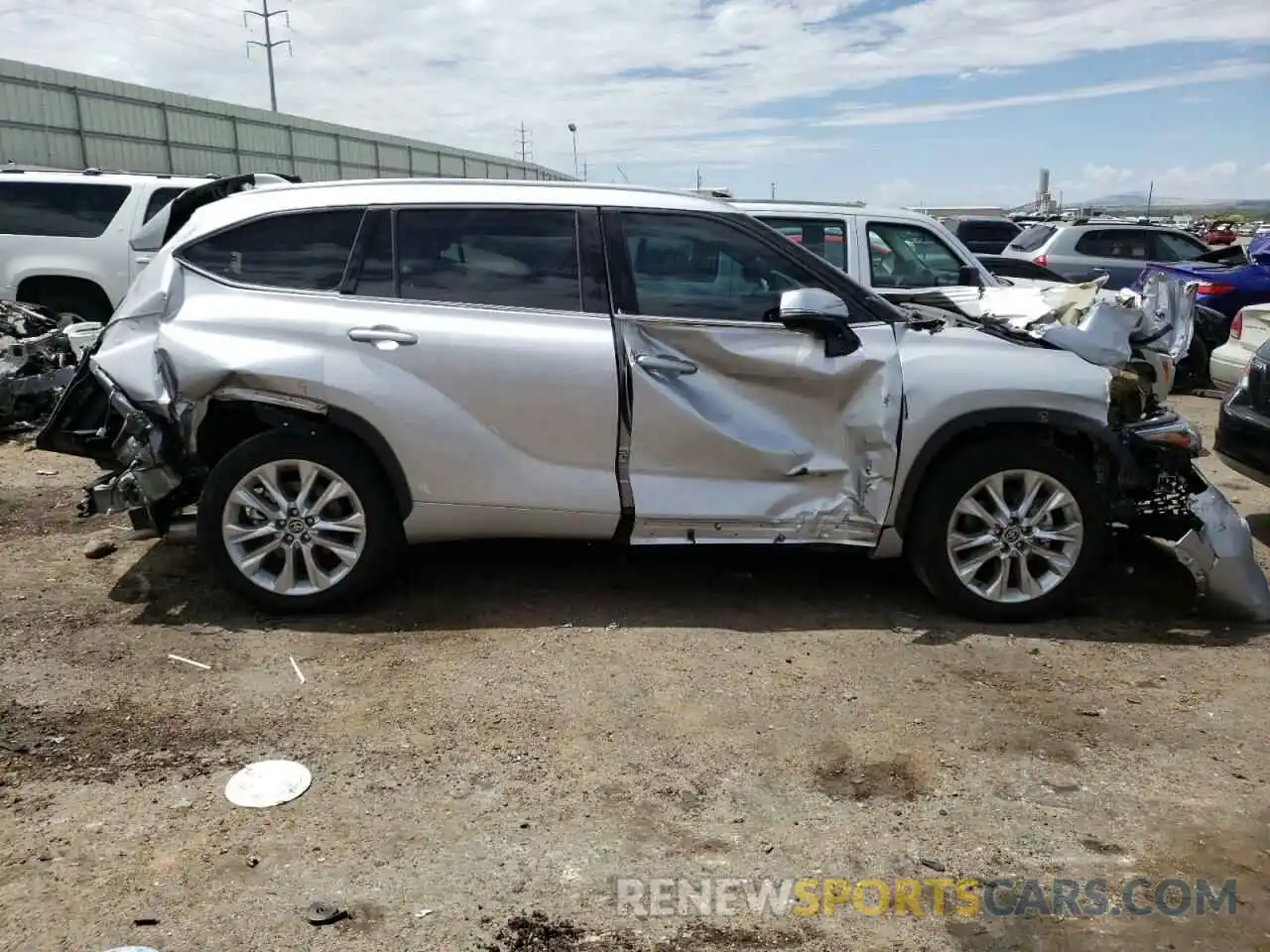 9 Photograph of a damaged car 5TDYZRAH6NS115904 TOYOTA HIGHLANDER 2022