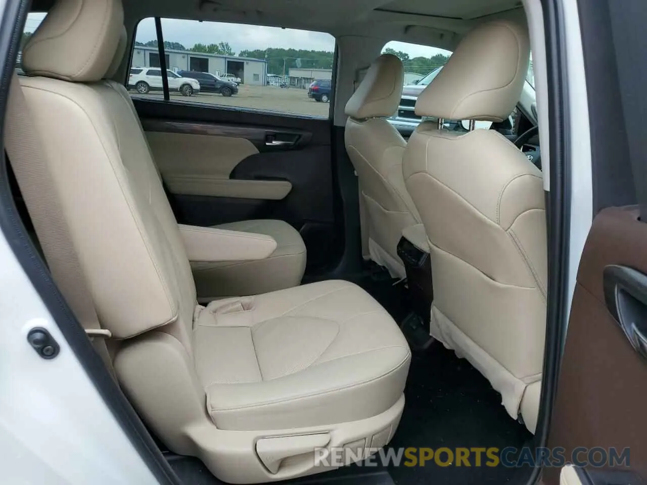10 Photograph of a damaged car 5TDYZRAH6NS132590 TOYOTA HIGHLANDER 2022