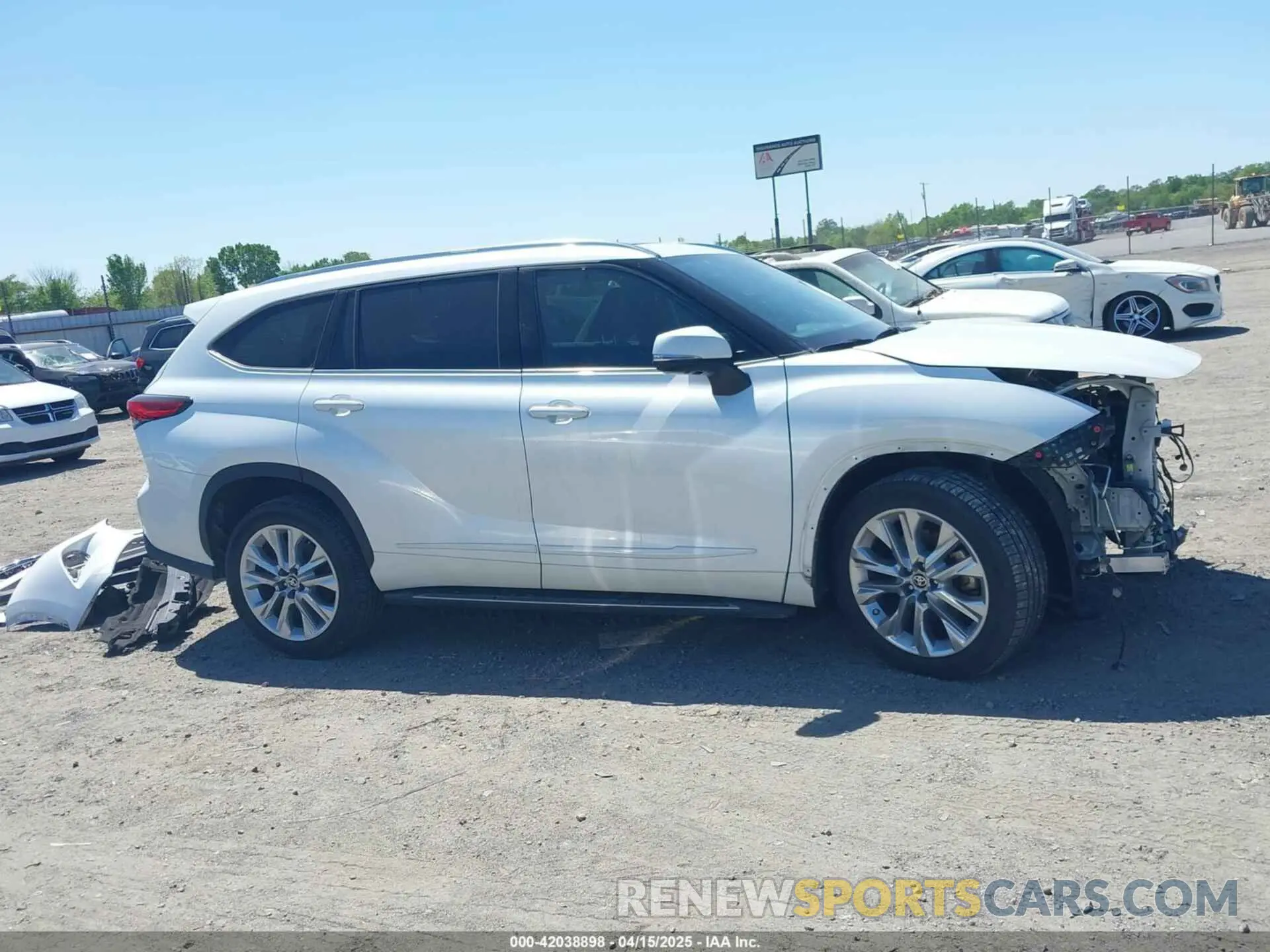 14 Photograph of a damaged car 5TDYZRAH7NS093671 TOYOTA HIGHLANDER 2022