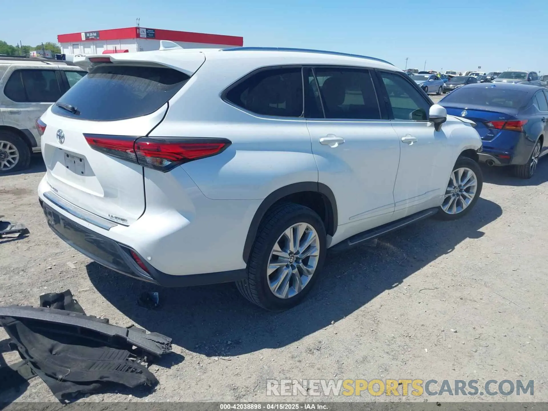 4 Photograph of a damaged car 5TDYZRAH7NS093671 TOYOTA HIGHLANDER 2022
