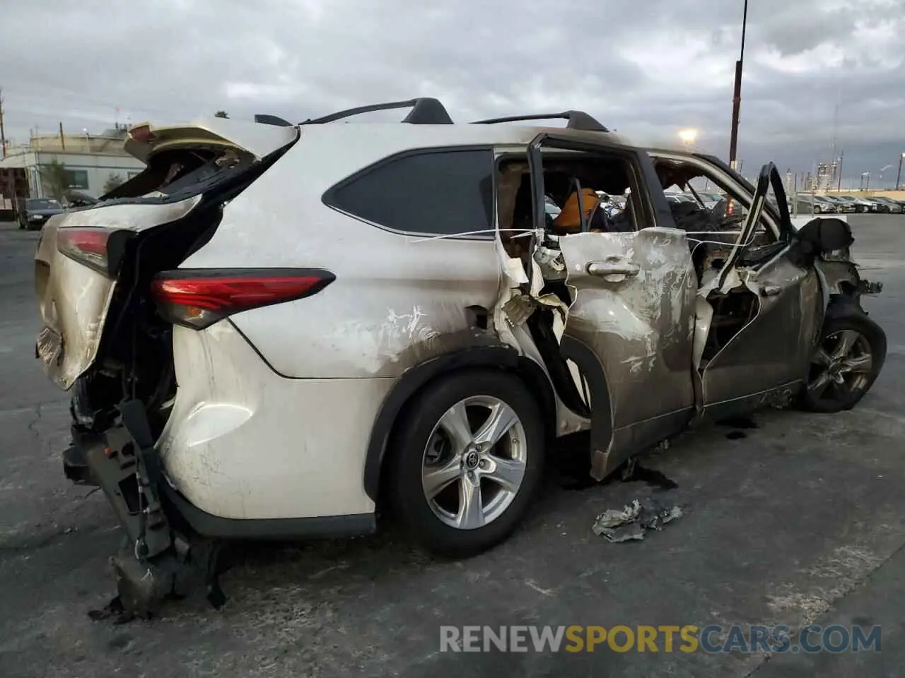 3 Photograph of a damaged car 5TDZZRAH0NS097386 TOYOTA HIGHLANDER 2022