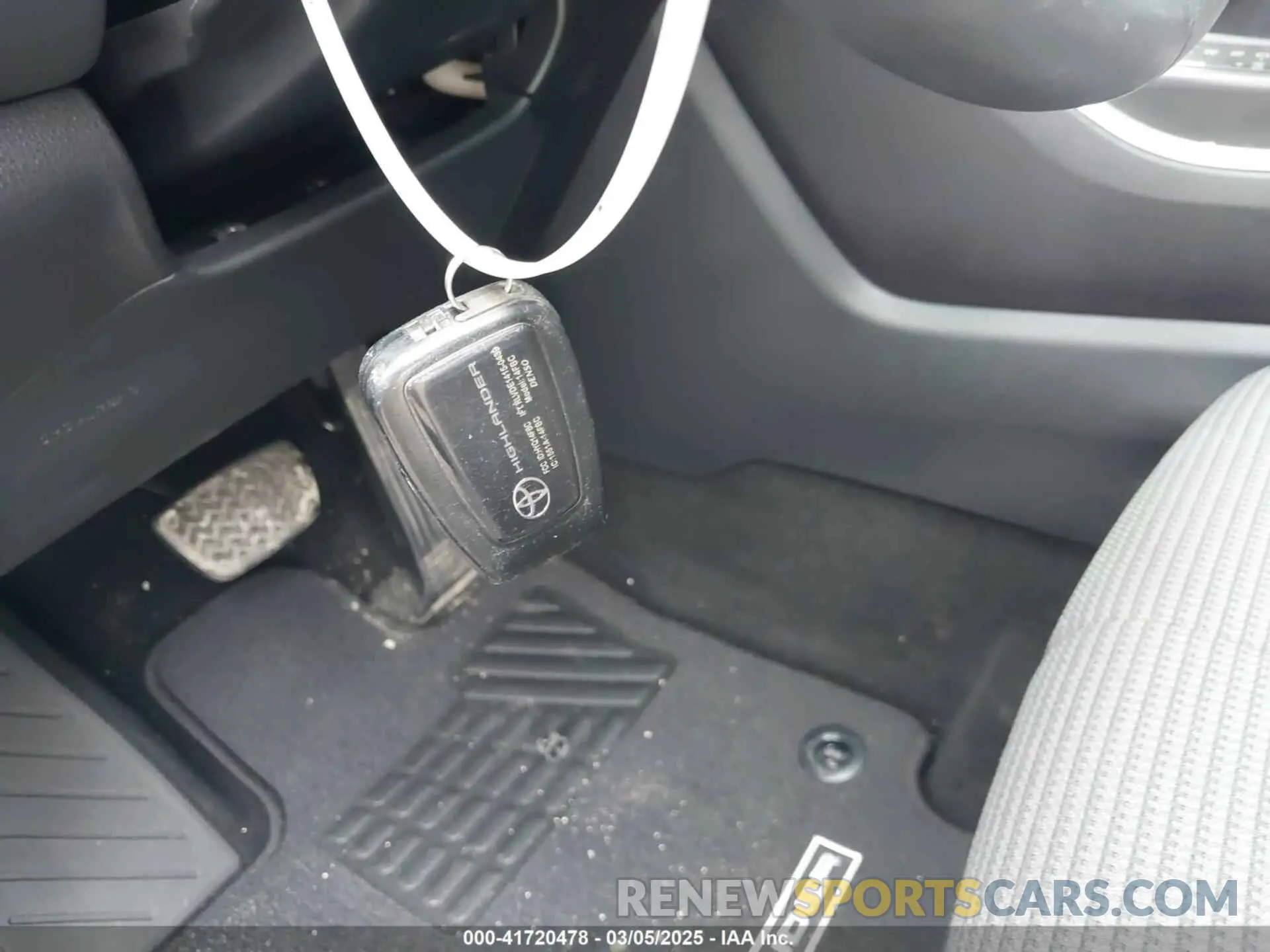 11 Photograph of a damaged car 5TDZZRAH0NS553211 TOYOTA HIGHLANDER 2022