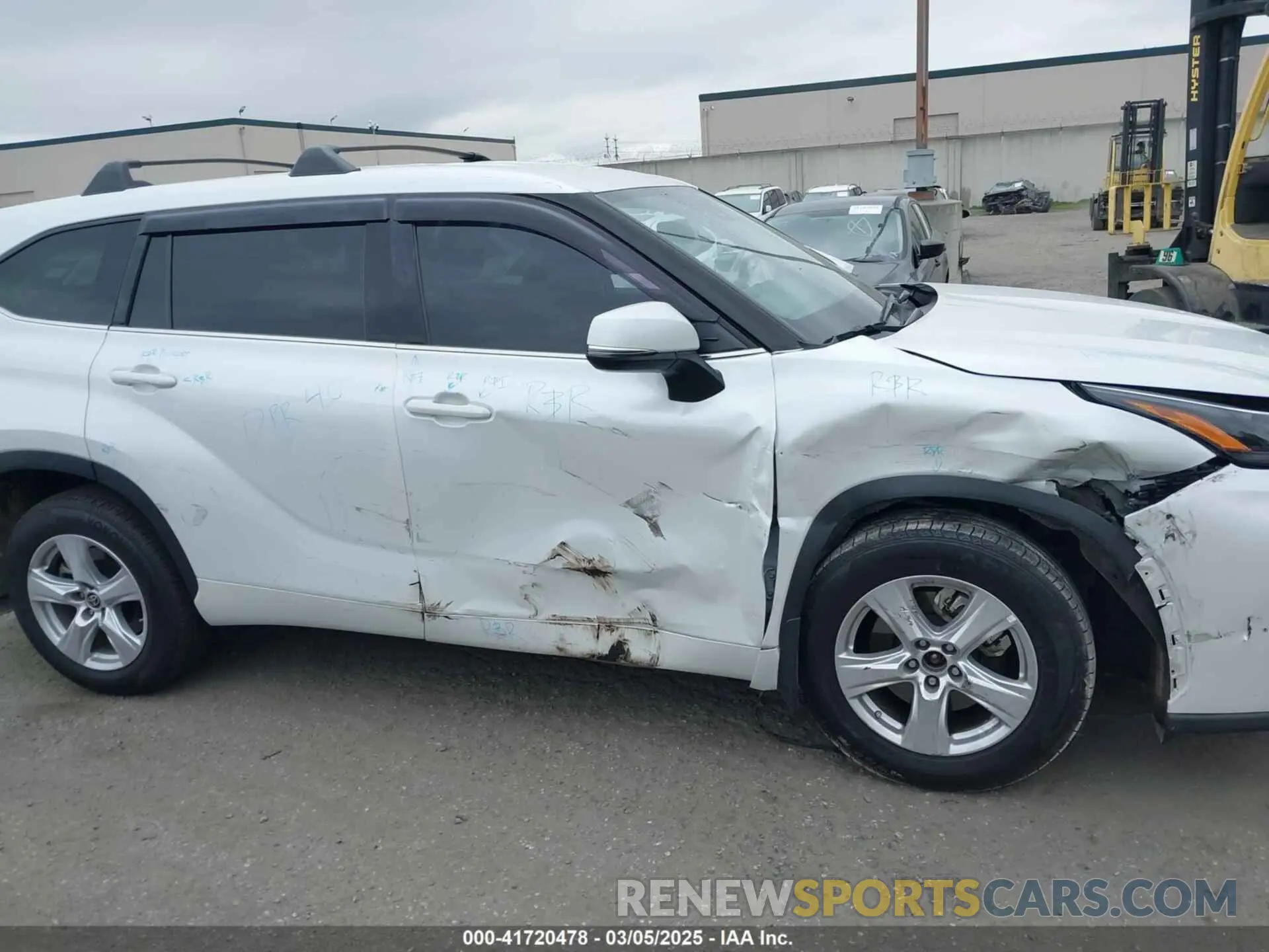 14 Photograph of a damaged car 5TDZZRAH0NS553211 TOYOTA HIGHLANDER 2022