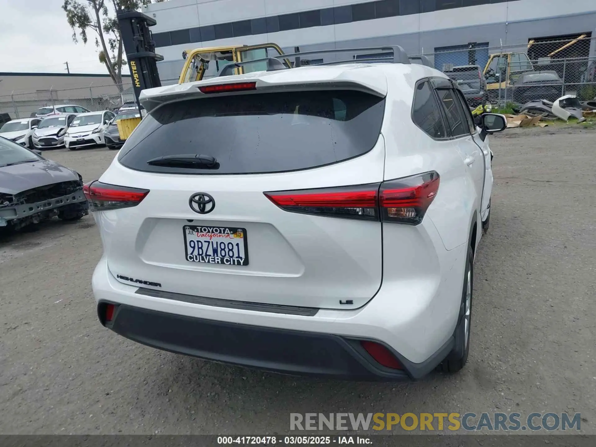 17 Photograph of a damaged car 5TDZZRAH0NS553211 TOYOTA HIGHLANDER 2022