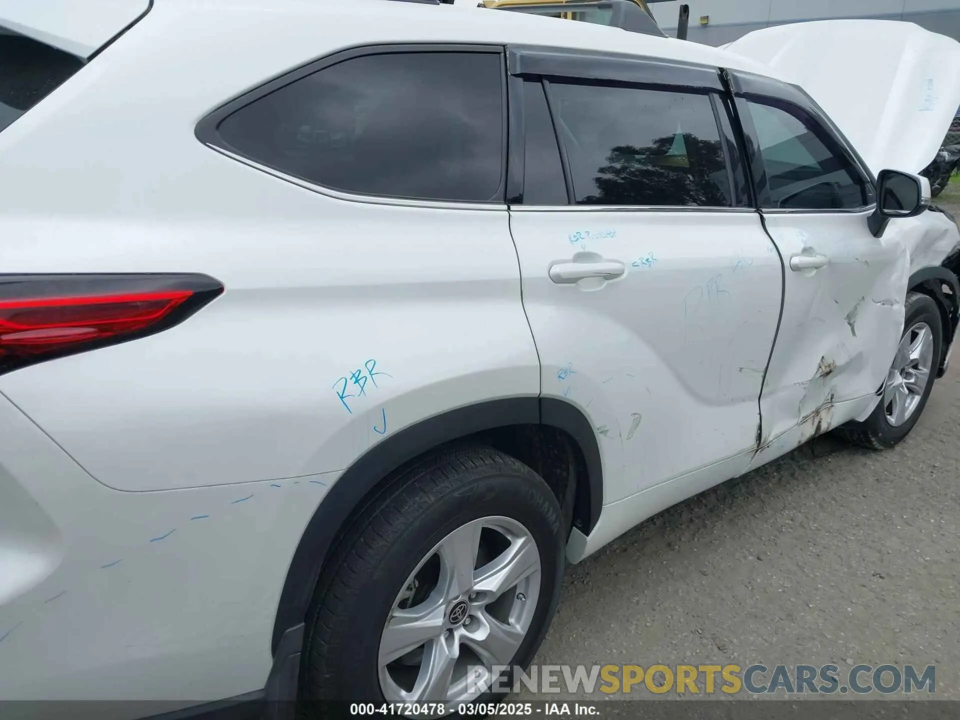 19 Photograph of a damaged car 5TDZZRAH0NS553211 TOYOTA HIGHLANDER 2022