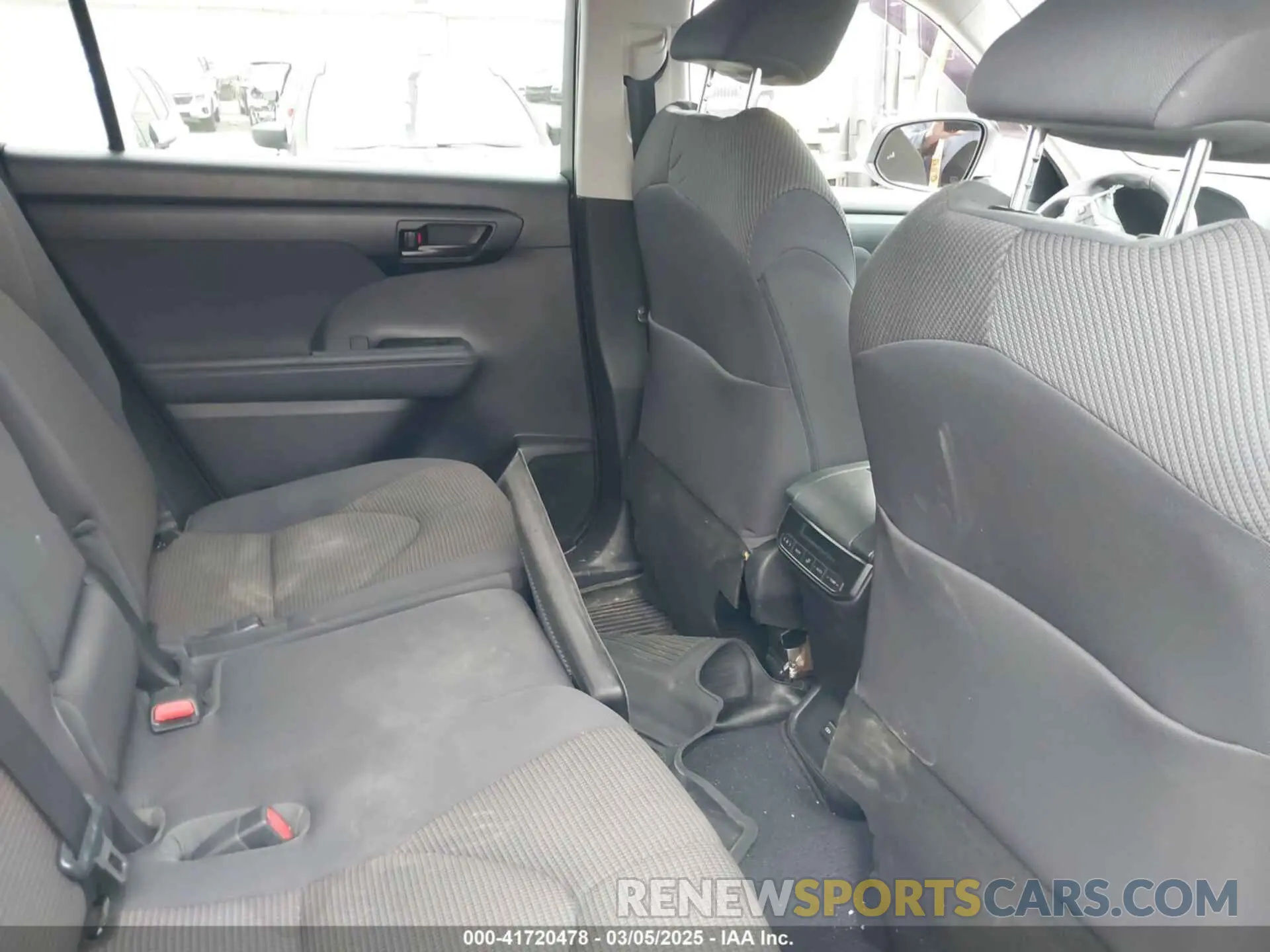 8 Photograph of a damaged car 5TDZZRAH0NS553211 TOYOTA HIGHLANDER 2022