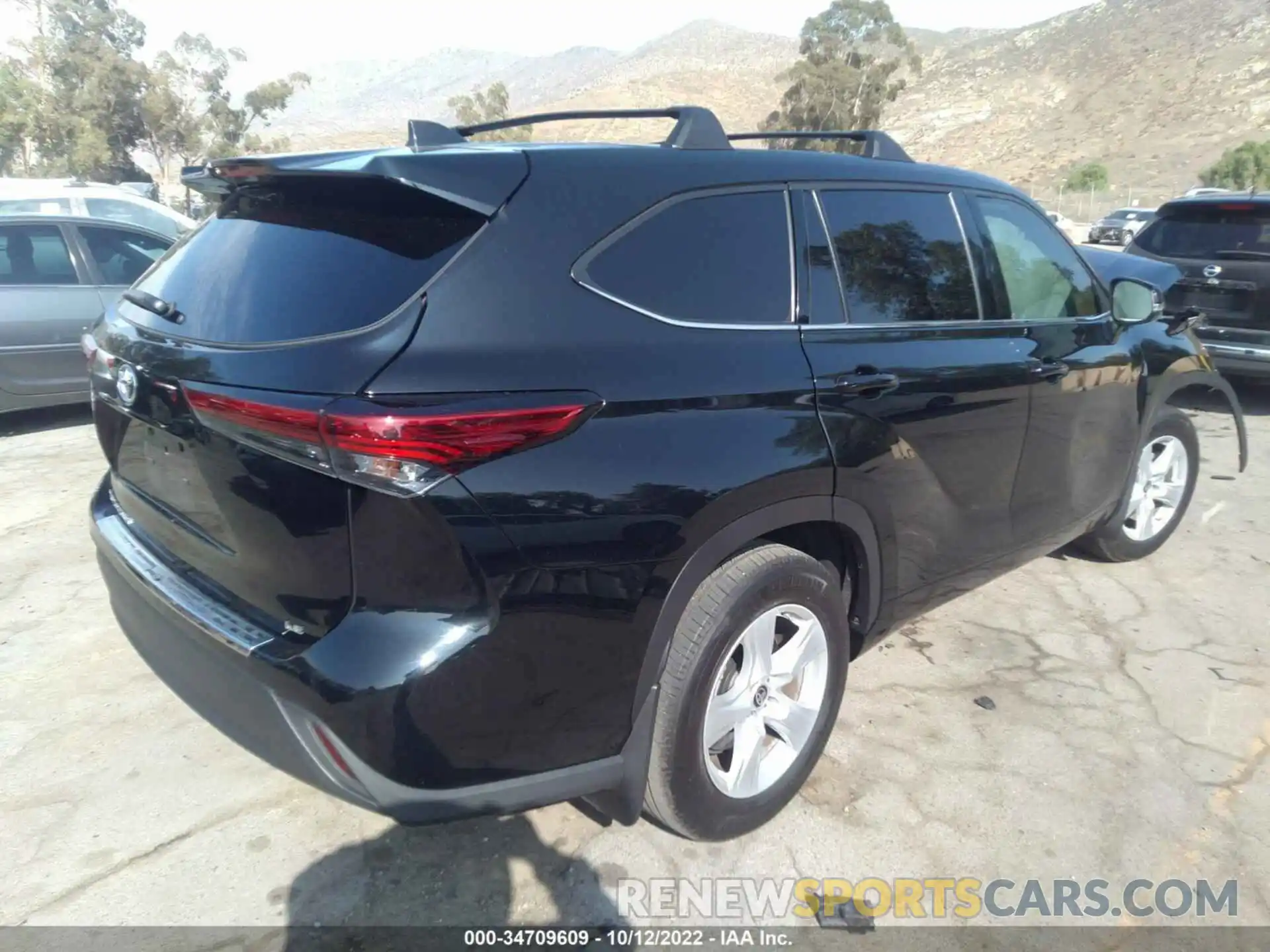 4 Photograph of a damaged car 5TDZZRAH1NS102921 TOYOTA HIGHLANDER 2022