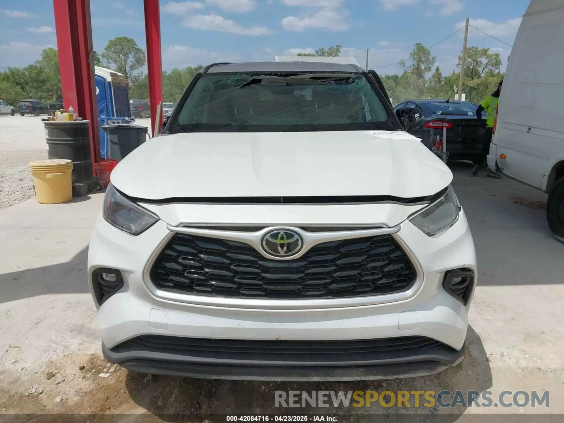 12 Photograph of a damaged car 5TDZZRAH1NS114941 TOYOTA HIGHLANDER 2022