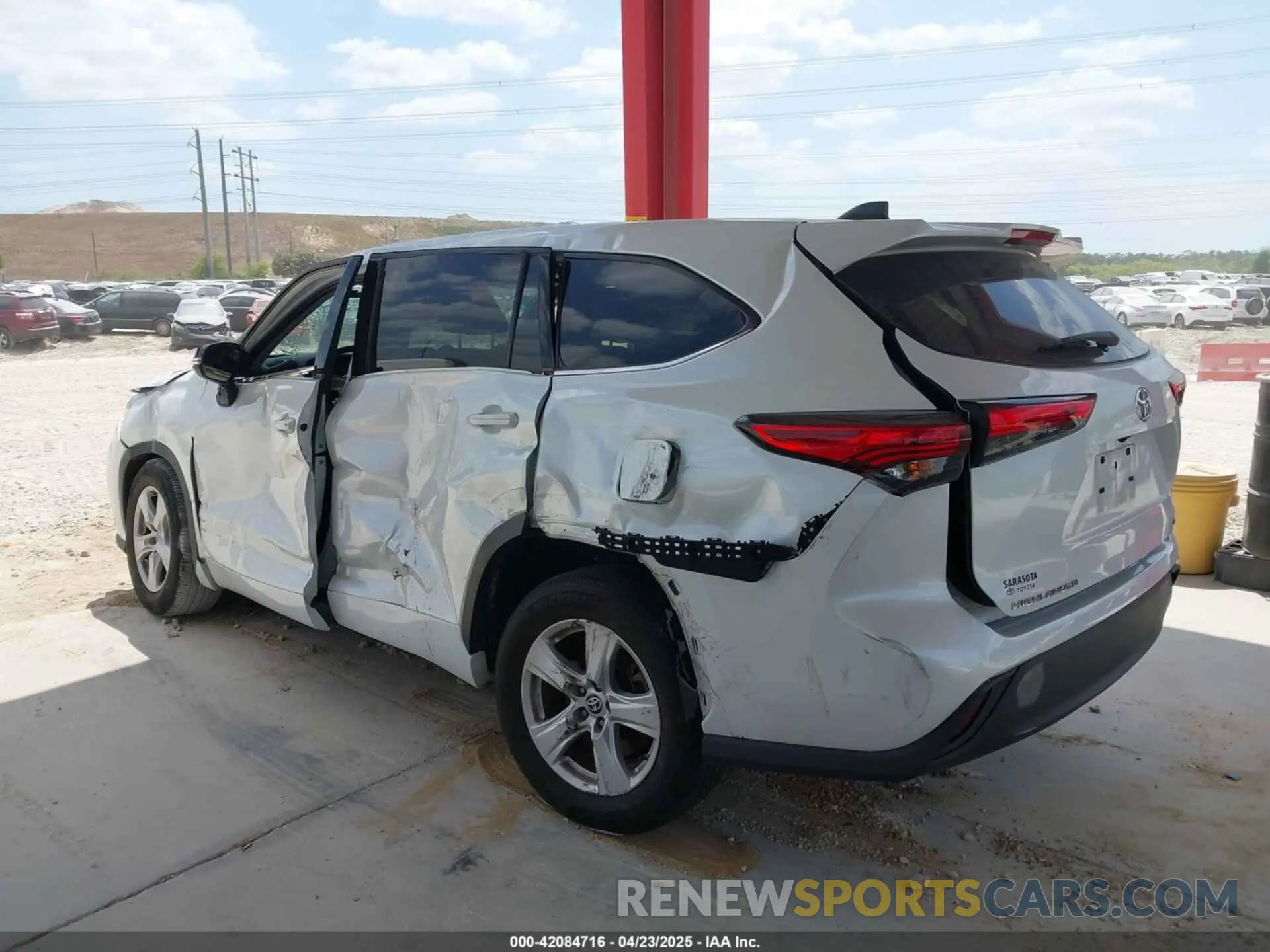 17 Photograph of a damaged car 5TDZZRAH1NS114941 TOYOTA HIGHLANDER 2022