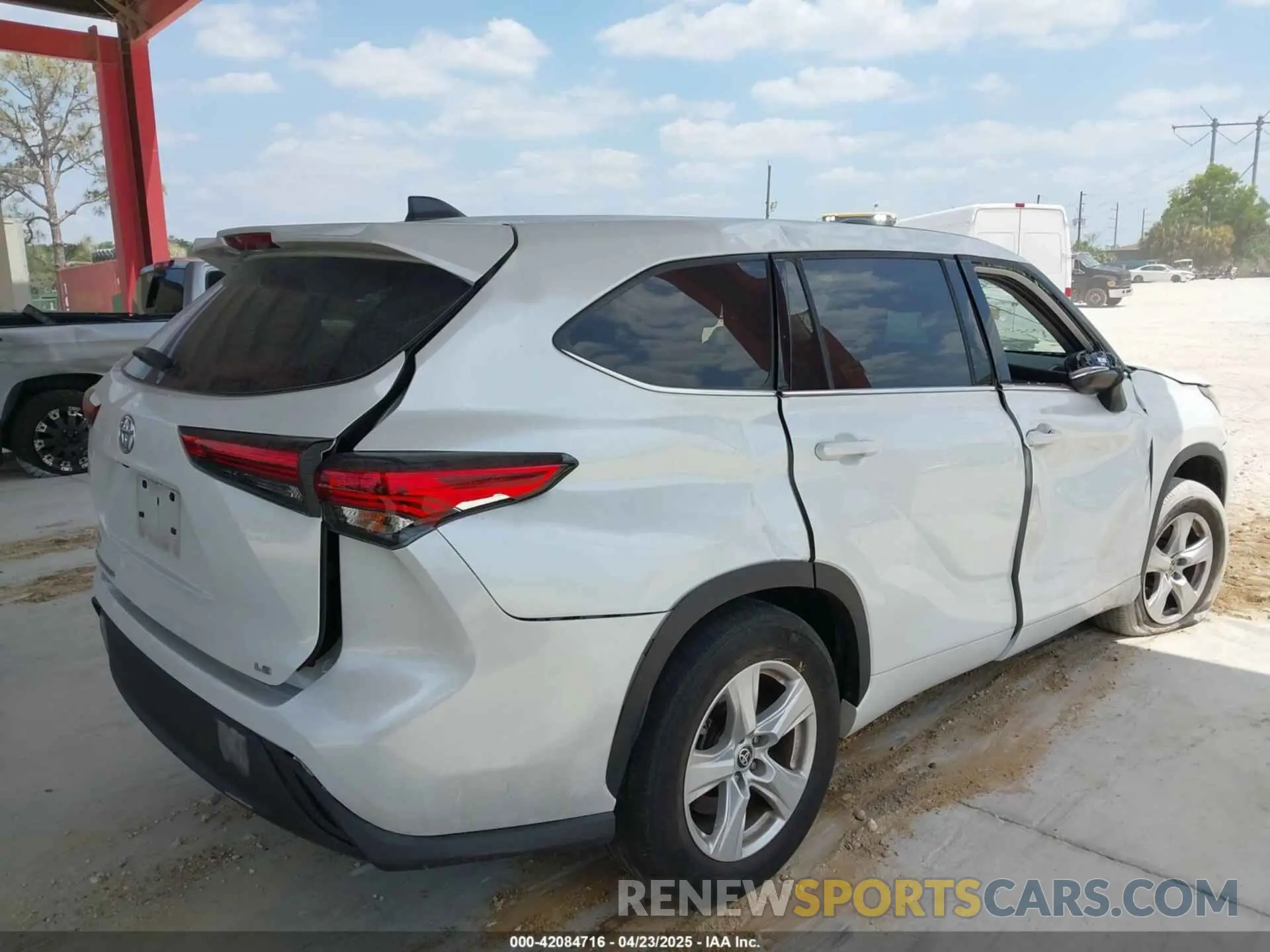 18 Photograph of a damaged car 5TDZZRAH1NS114941 TOYOTA HIGHLANDER 2022