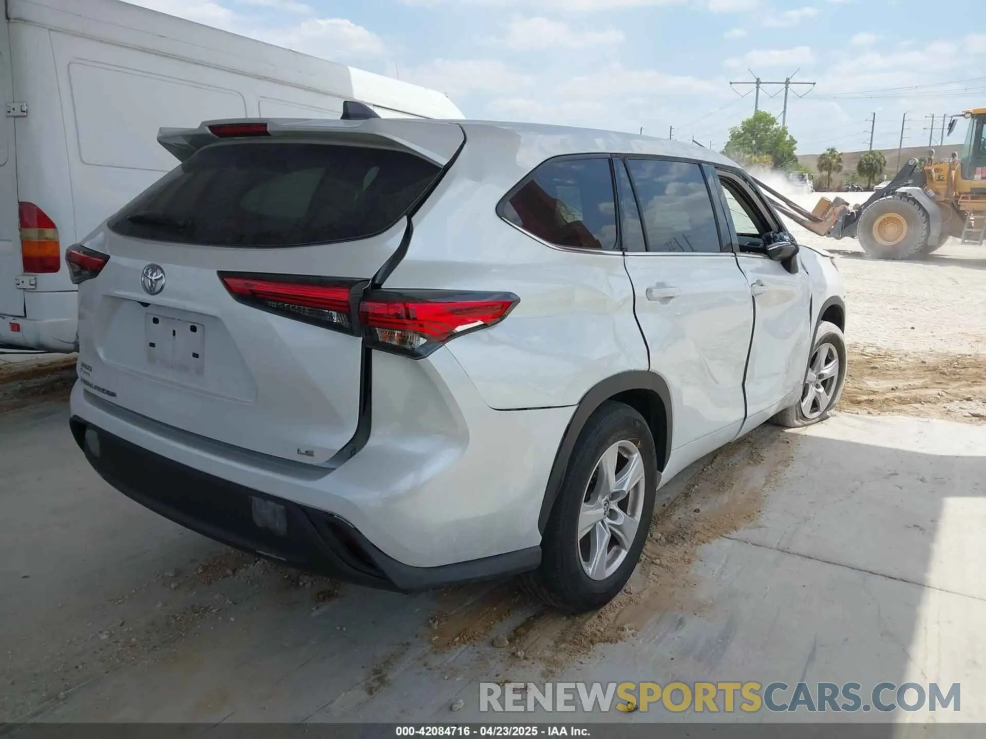 4 Photograph of a damaged car 5TDZZRAH1NS114941 TOYOTA HIGHLANDER 2022