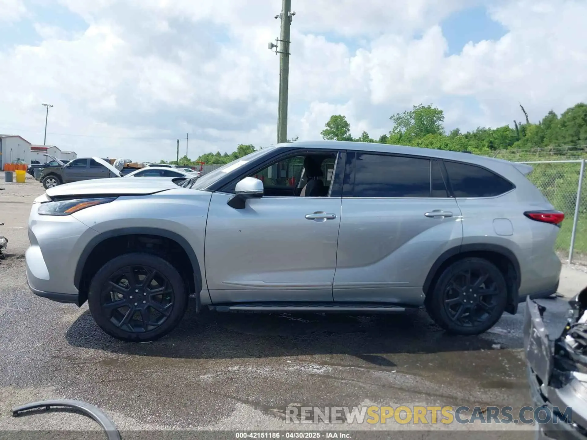 14 Photograph of a damaged car 5TDZZRAH1NS138852 TOYOTA HIGHLANDER 2022