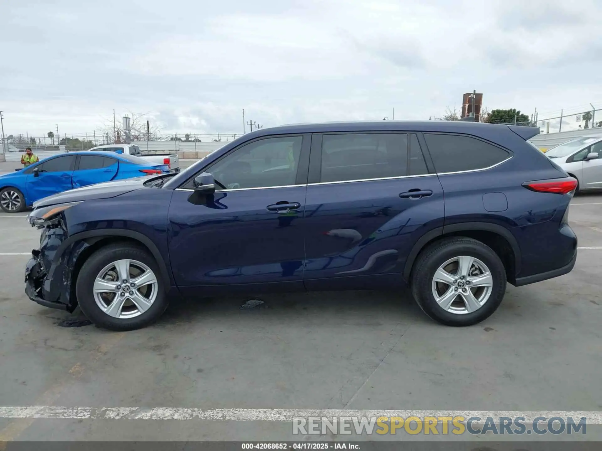 14 Photograph of a damaged car 5TDZZRAH2NS550598 TOYOTA HIGHLANDER 2022
