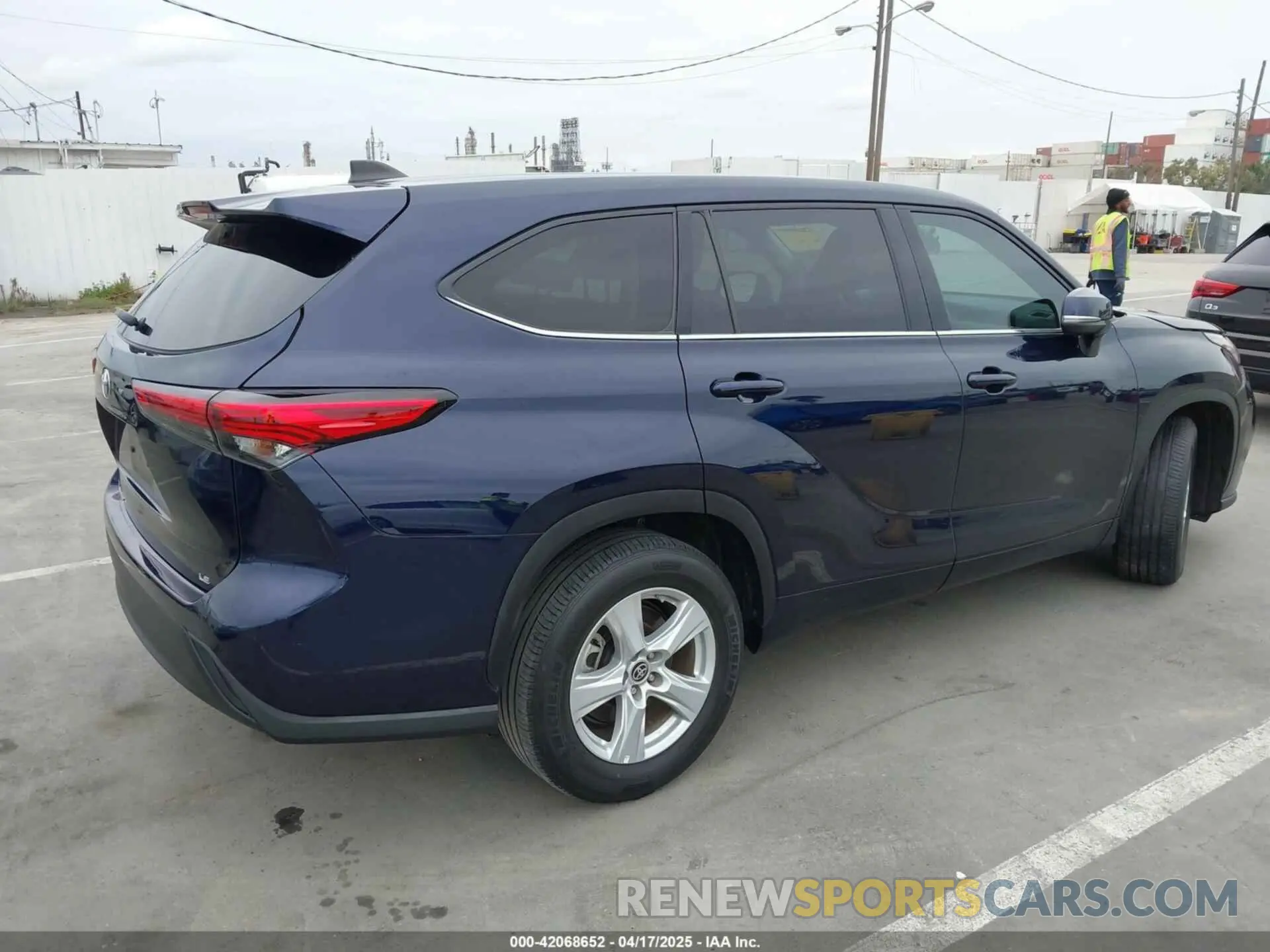 4 Photograph of a damaged car 5TDZZRAH2NS550598 TOYOTA HIGHLANDER 2022