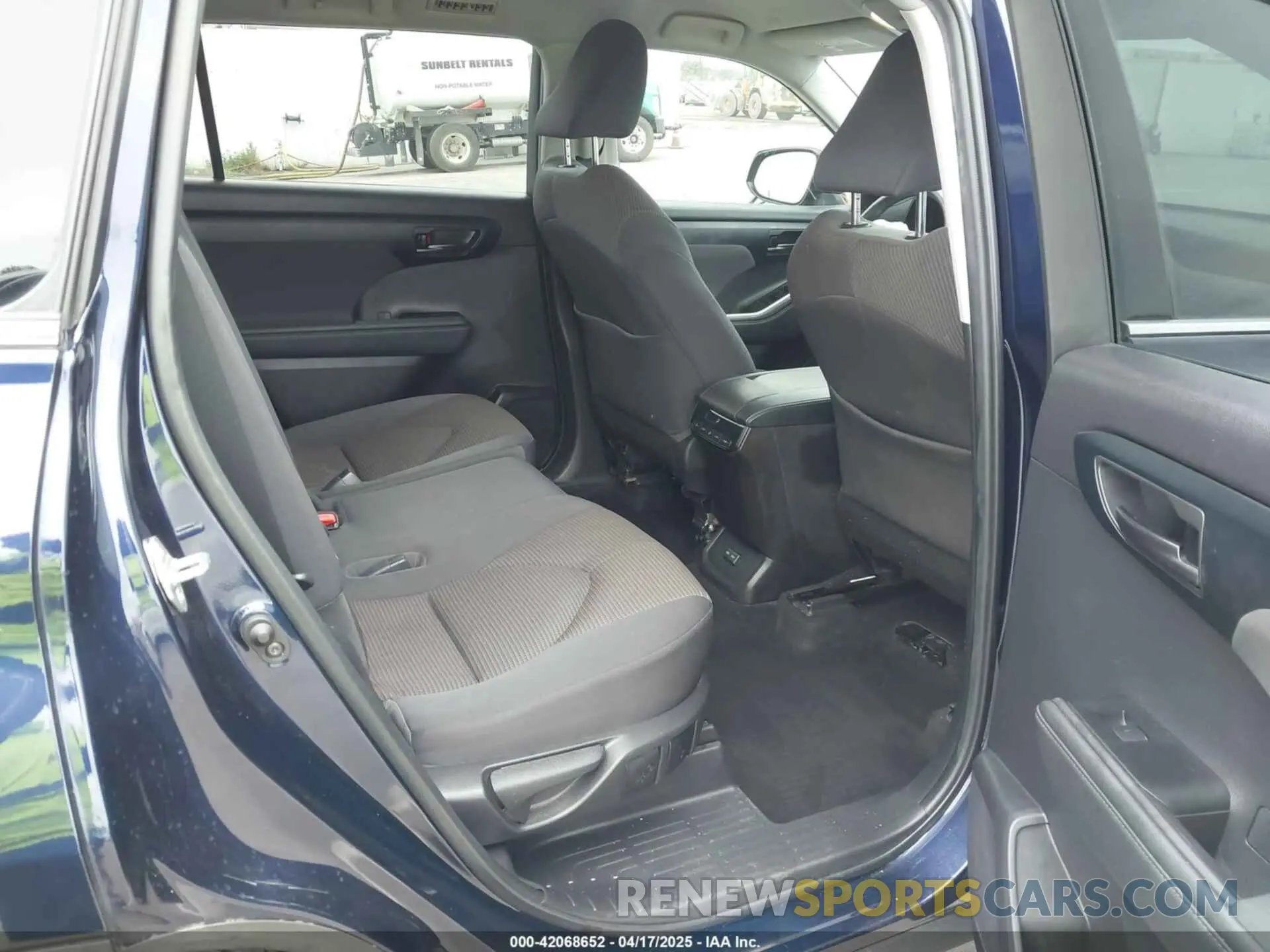 8 Photograph of a damaged car 5TDZZRAH2NS550598 TOYOTA HIGHLANDER 2022
