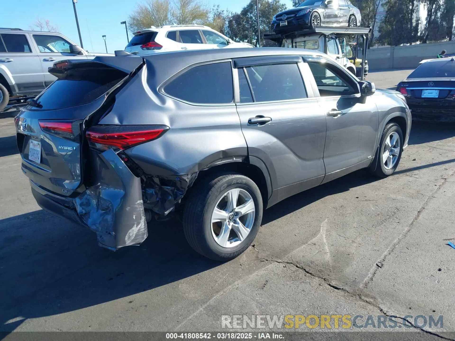 4 Photograph of a damaged car 5TDBBRCH4PS109738 TOYOTA HIGHLANDER 2023
