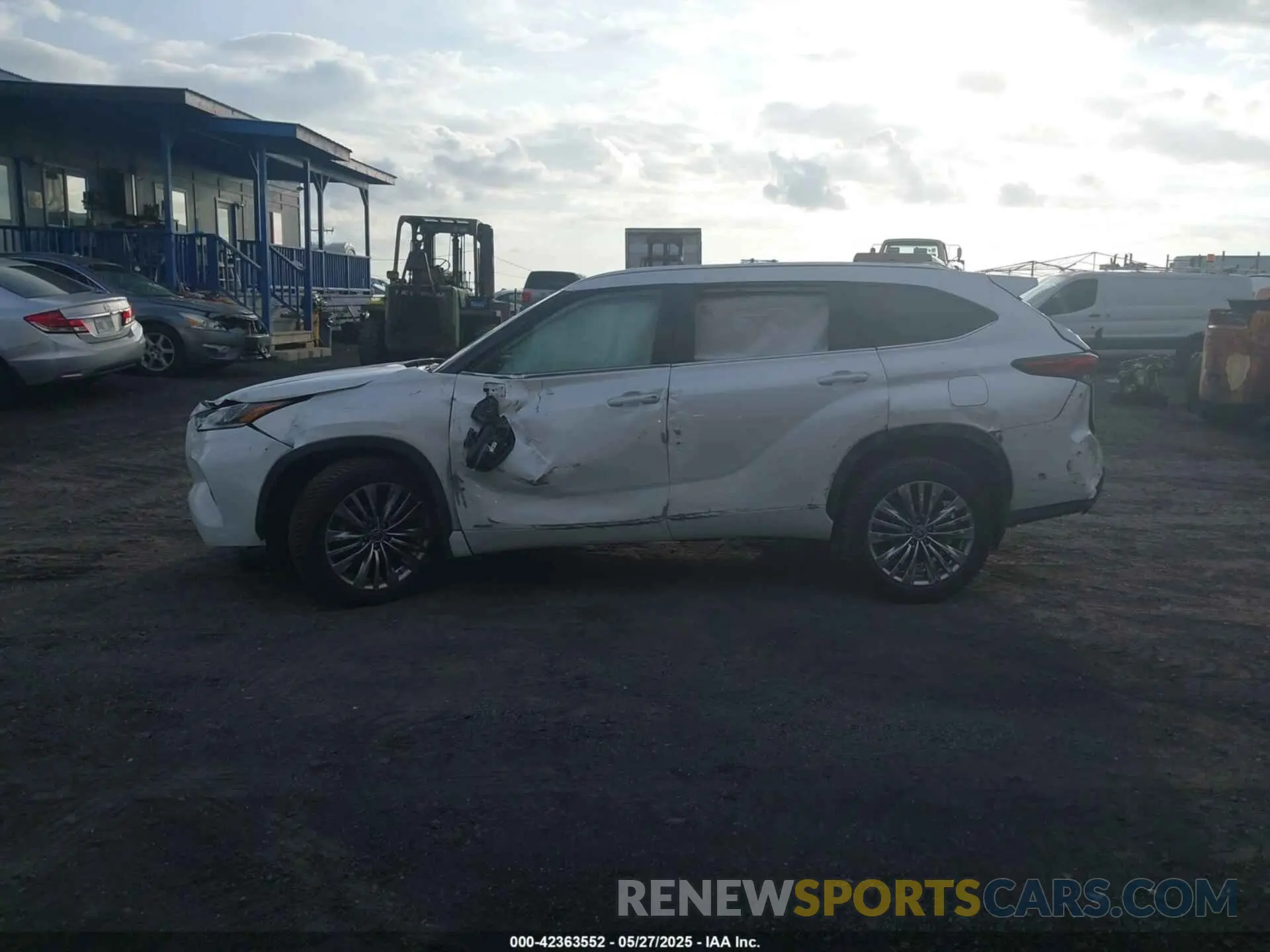 14 Photograph of a damaged car 5TDEBRCH5PS105839 TOYOTA HIGHLANDER 2023