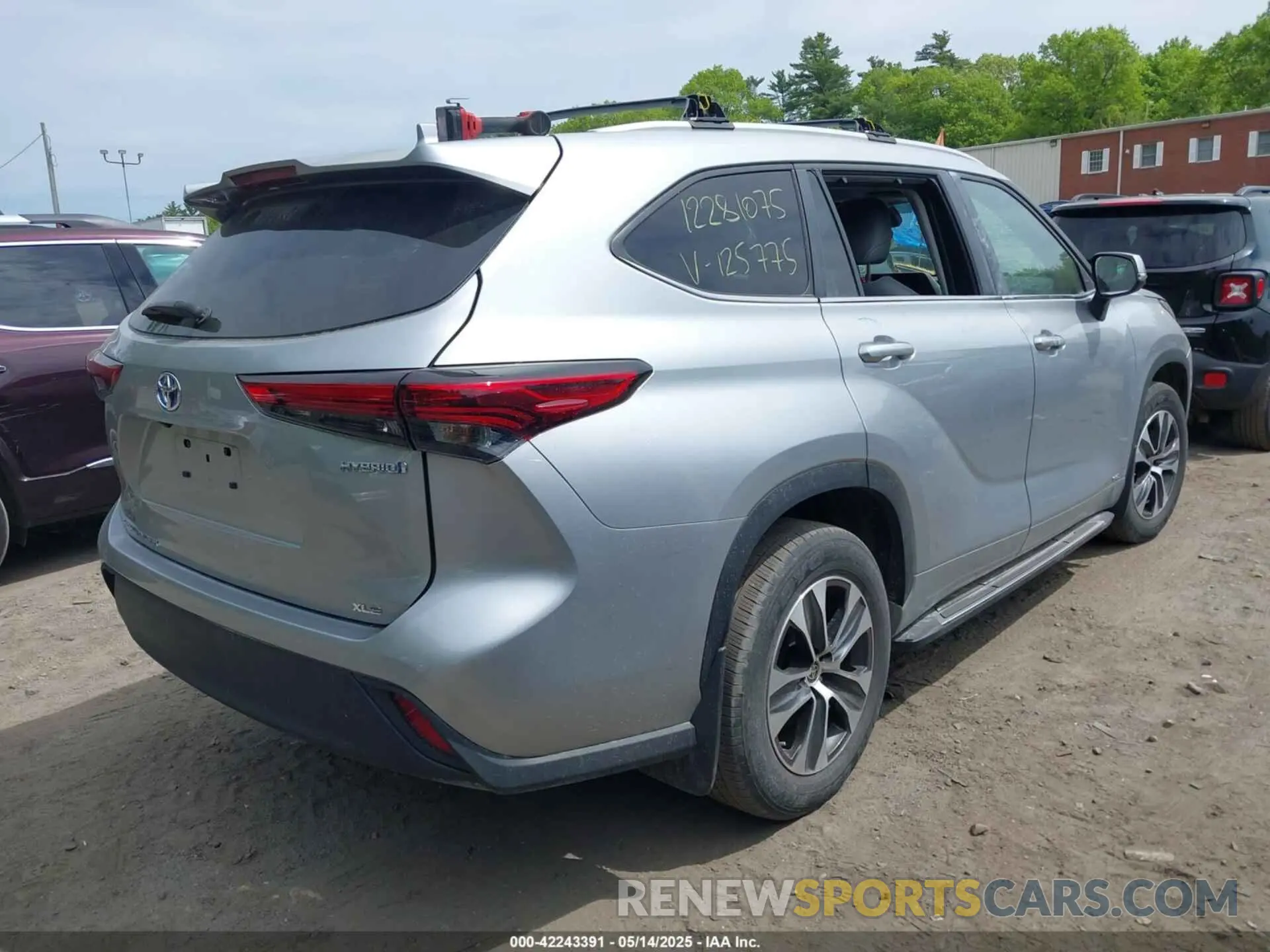 4 Photograph of a damaged car 5TDKBRCH2PS125775 TOYOTA HIGHLANDER 2023