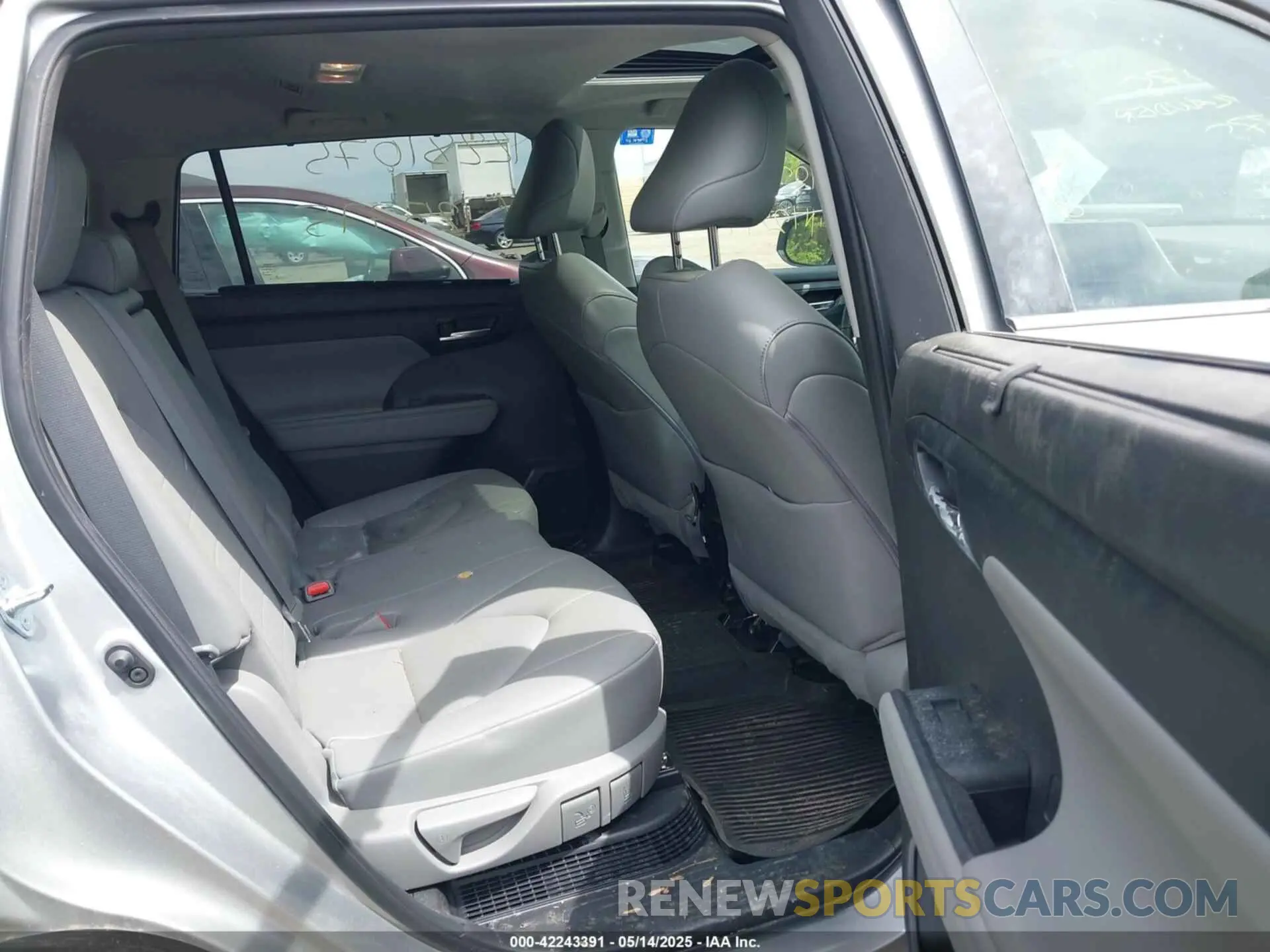 8 Photograph of a damaged car 5TDKBRCH2PS125775 TOYOTA HIGHLANDER 2023