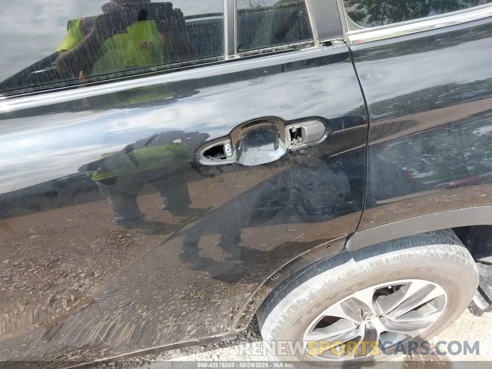 19 Photograph of a damaged car 5TDKBRCHXPS576629 TOYOTA HIGHLANDER 2023