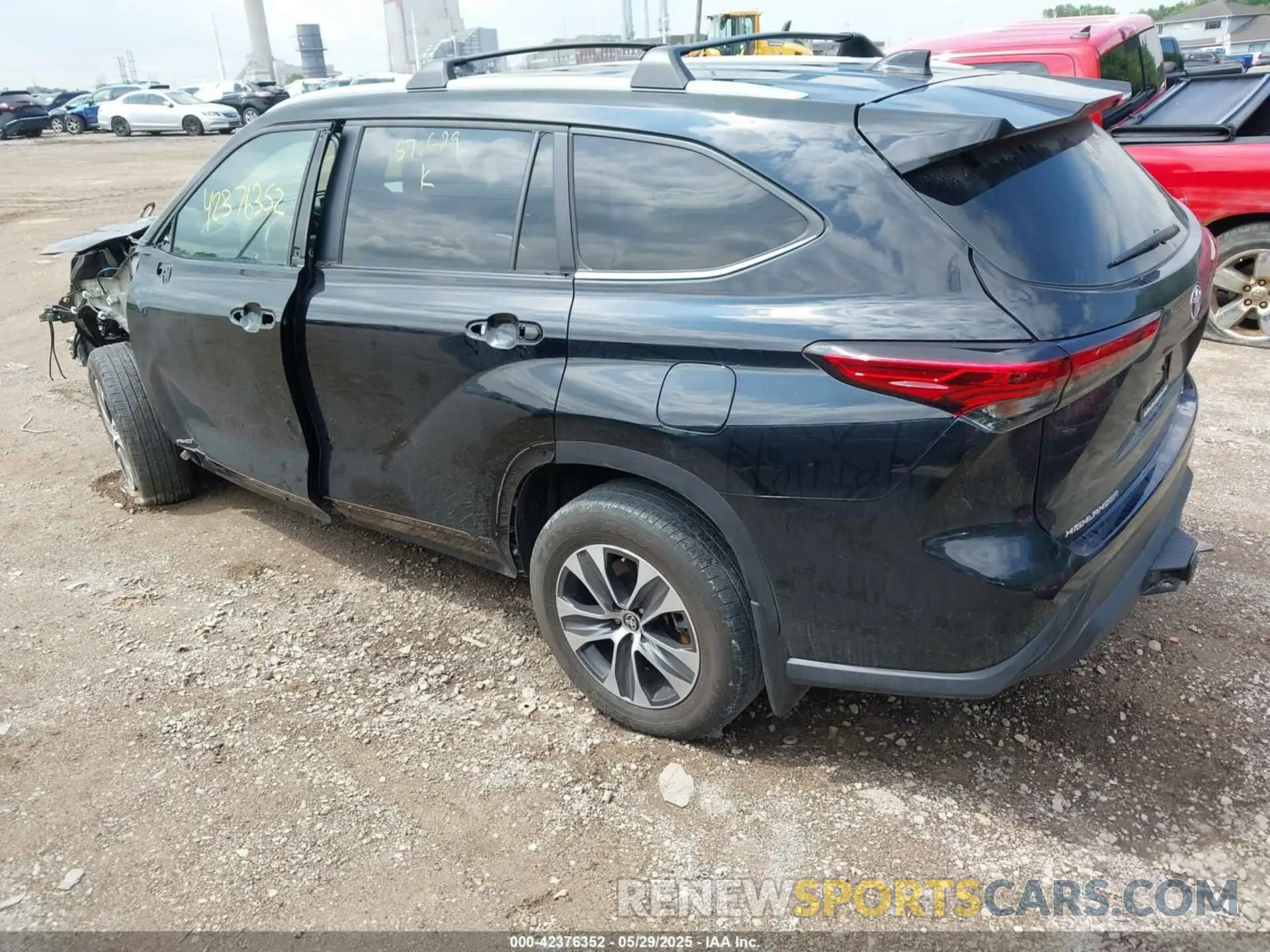3 Photograph of a damaged car 5TDKBRCHXPS576629 TOYOTA HIGHLANDER 2023