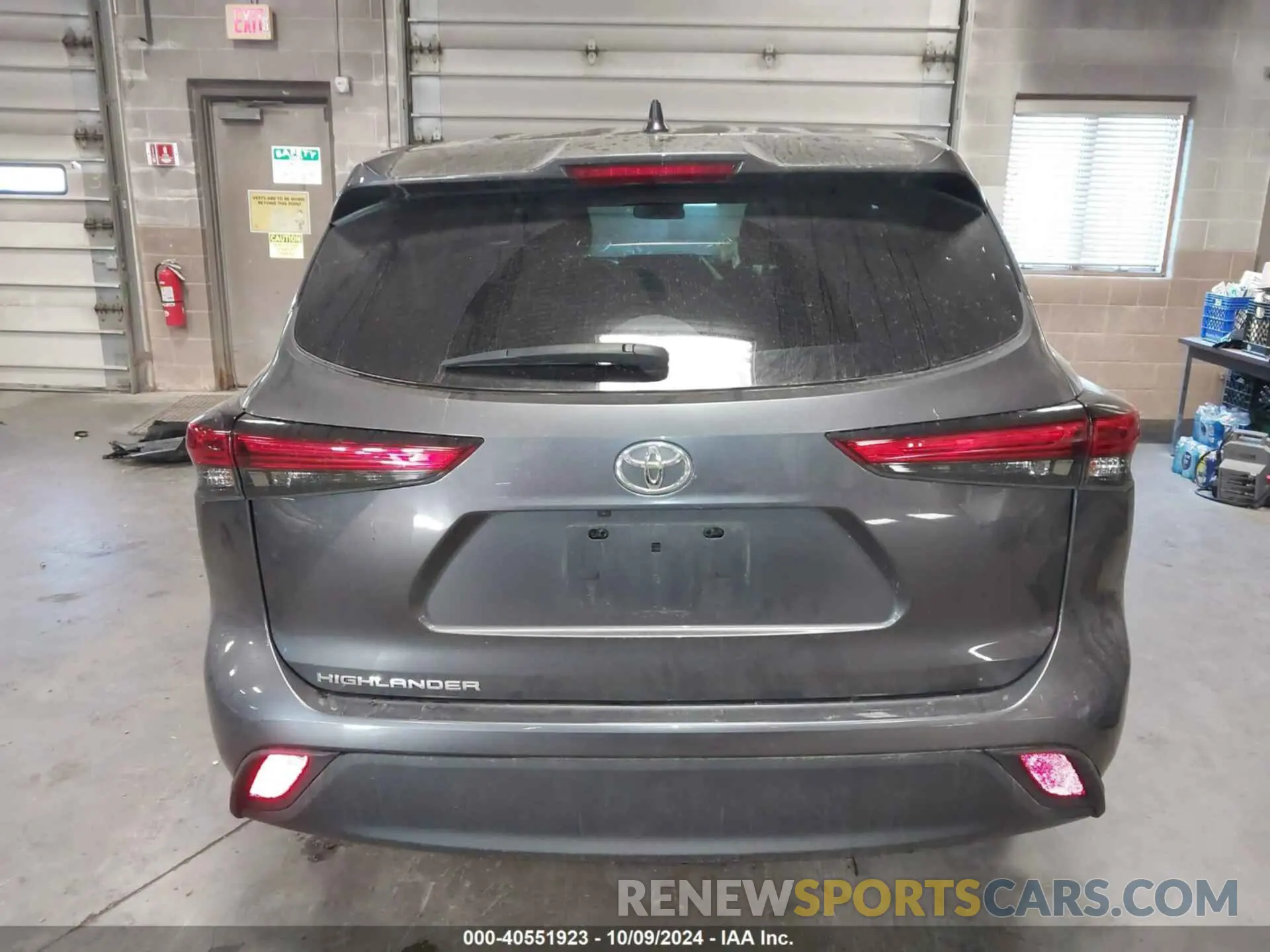 17 Photograph of a damaged car 5TDKDRAH0PS046893 TOYOTA HIGHLANDER 2023