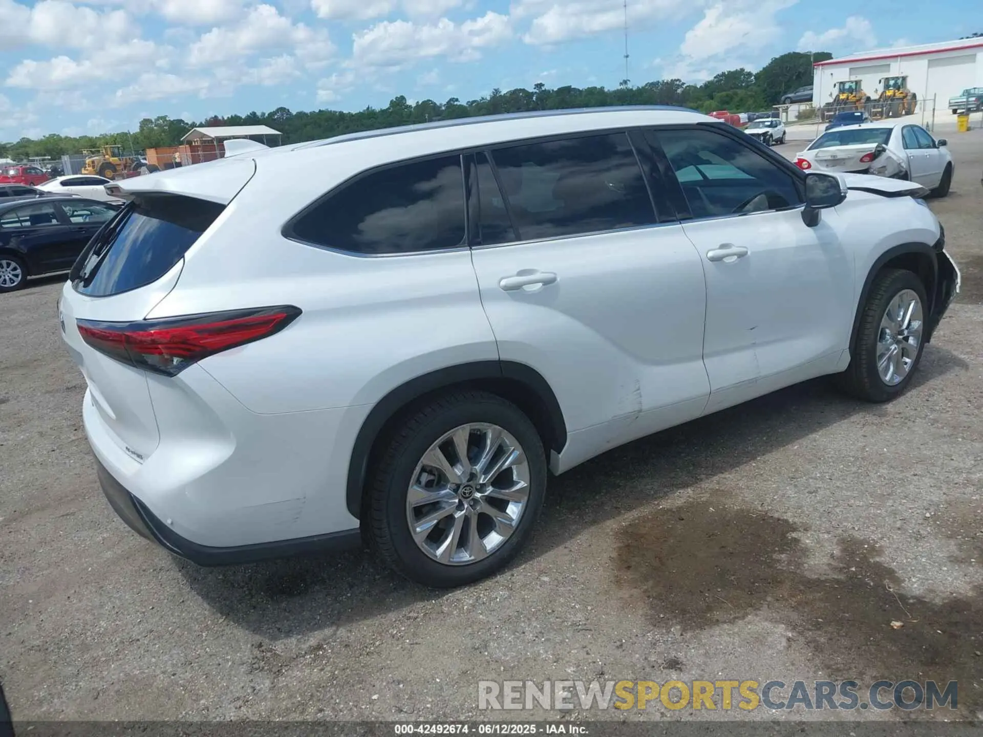 4 Photograph of a damaged car 5TDKDRAH1PS007309 TOYOTA HIGHLANDER 2023