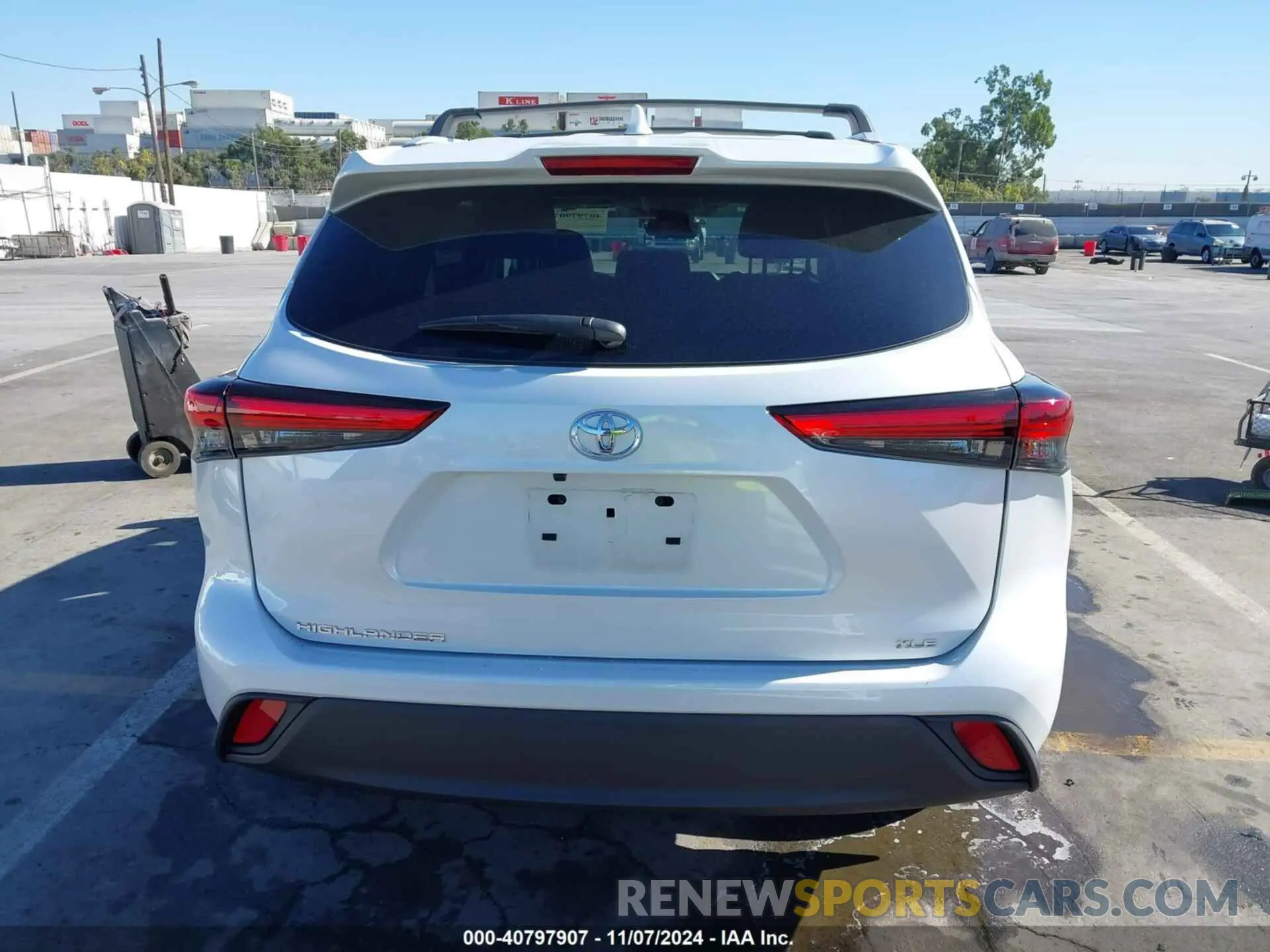 17 Photograph of a damaged car 5TDKDRAH3PS520271 TOYOTA HIGHLANDER 2023