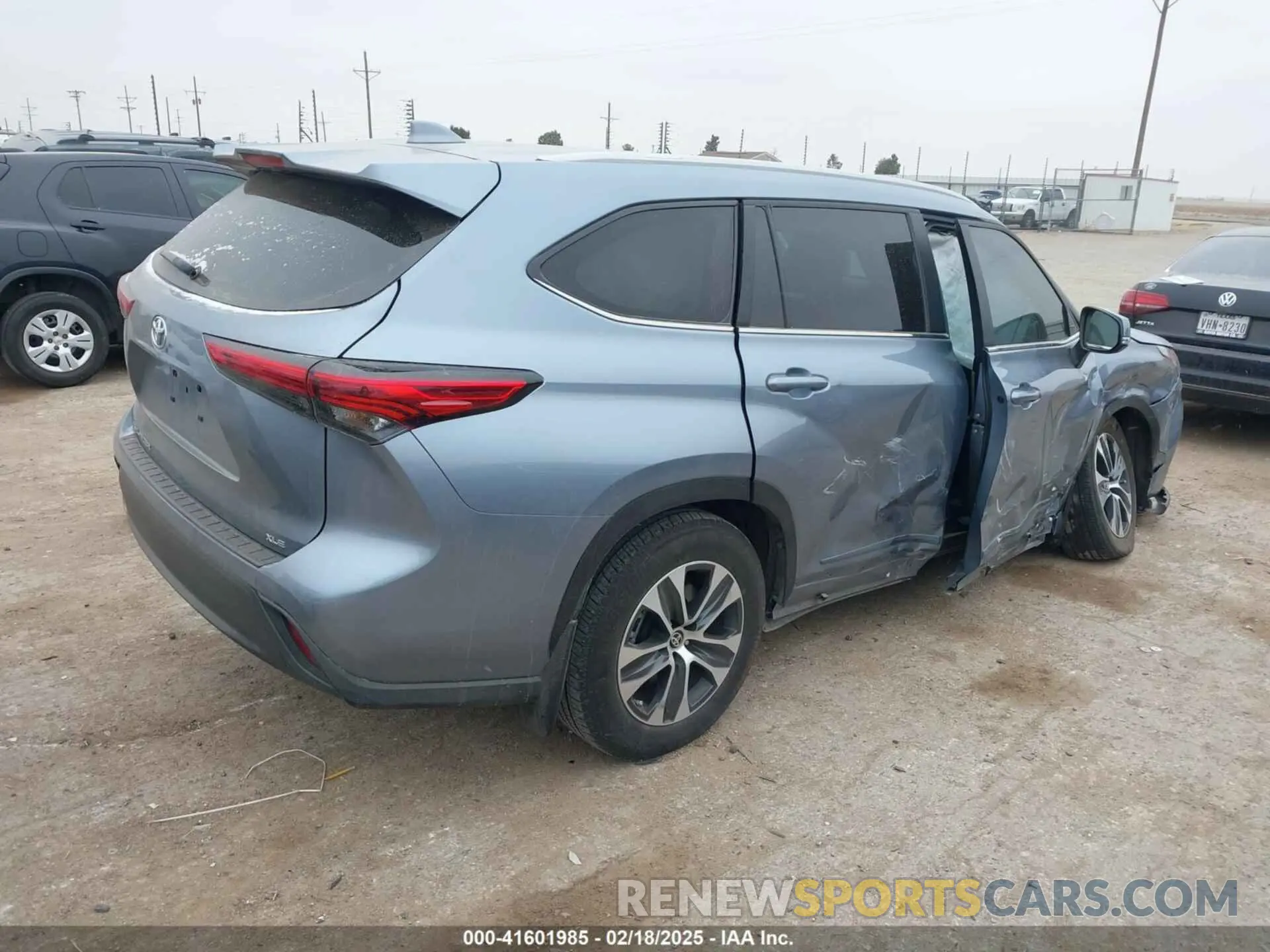 4 Photograph of a damaged car 5TDKDRAH4PS007529 TOYOTA HIGHLANDER 2023