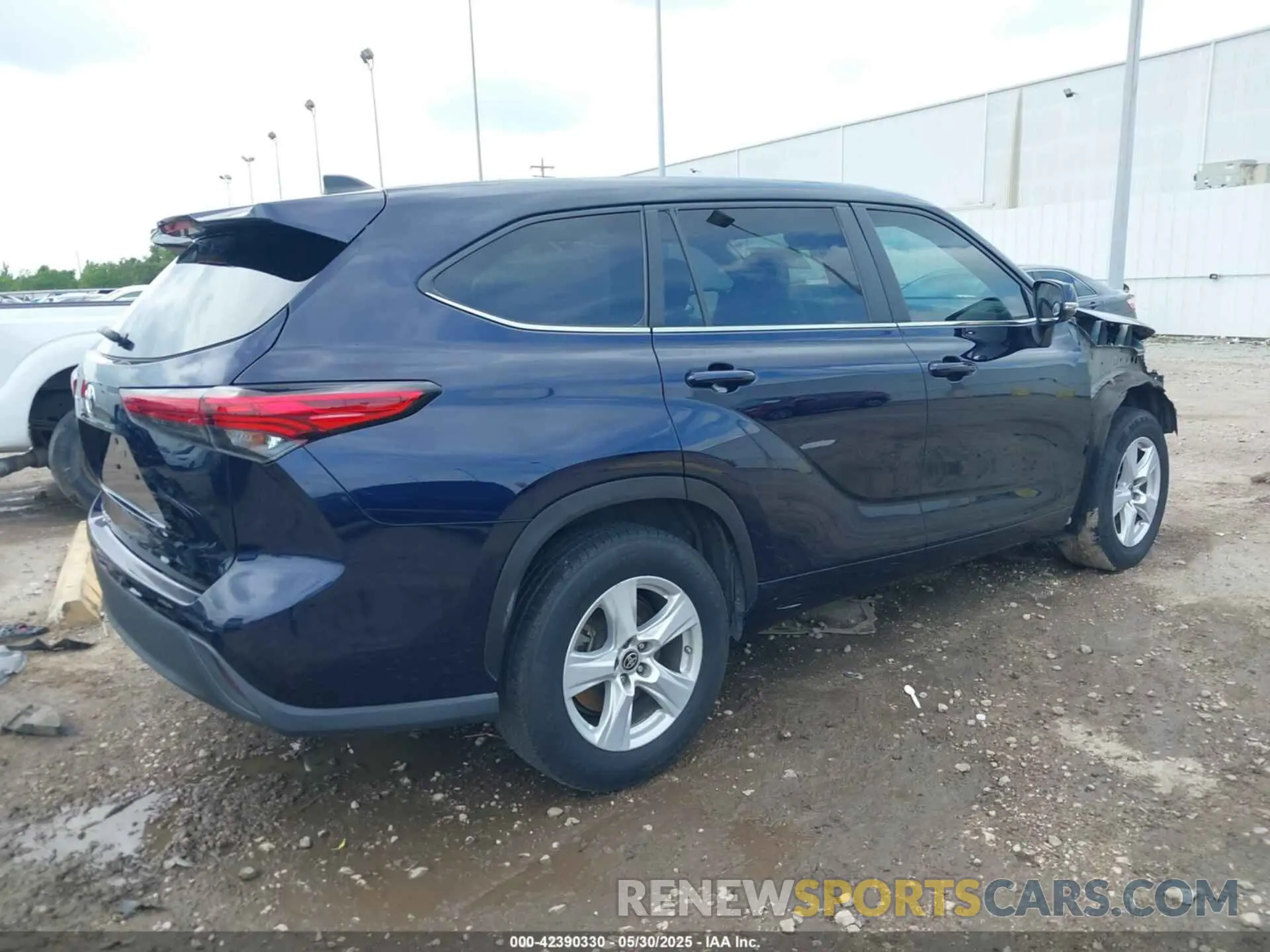 4 Photograph of a damaged car 5TDKDRAH4PS024895 TOYOTA HIGHLANDER 2023