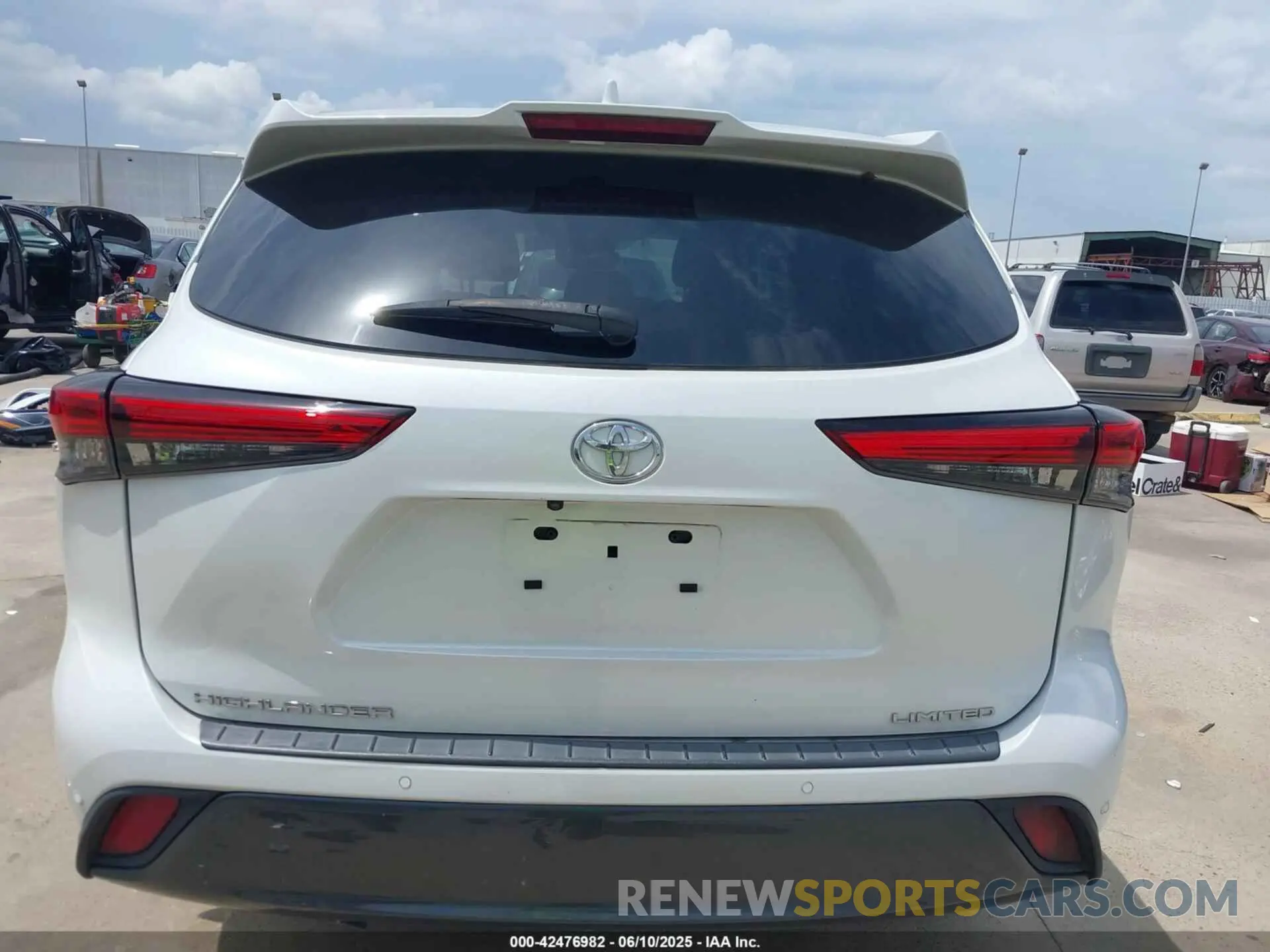 17 Photograph of a damaged car 5TDKDRAH4PS032141 TOYOTA HIGHLANDER 2023
