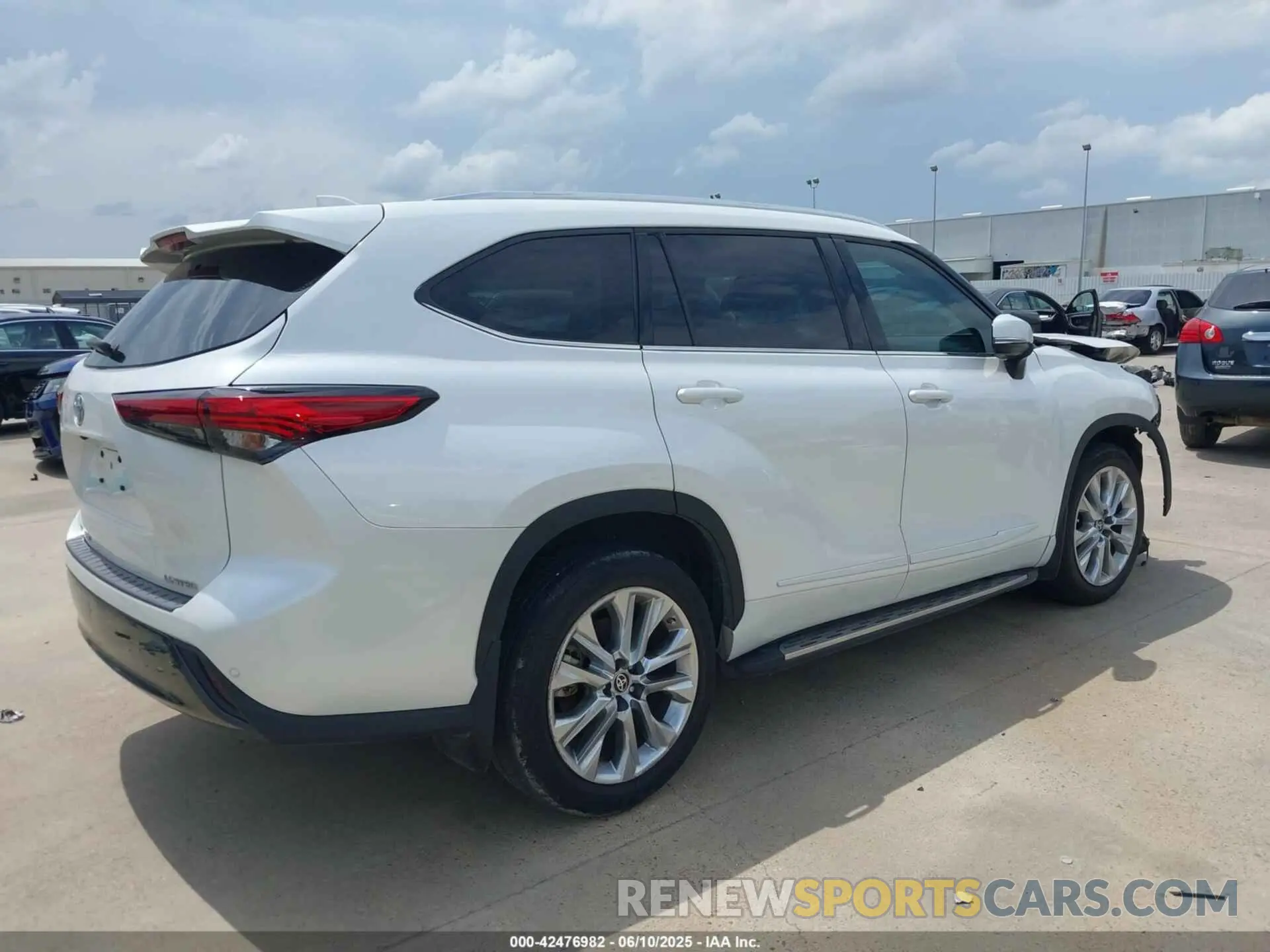 4 Photograph of a damaged car 5TDKDRAH4PS032141 TOYOTA HIGHLANDER 2023
