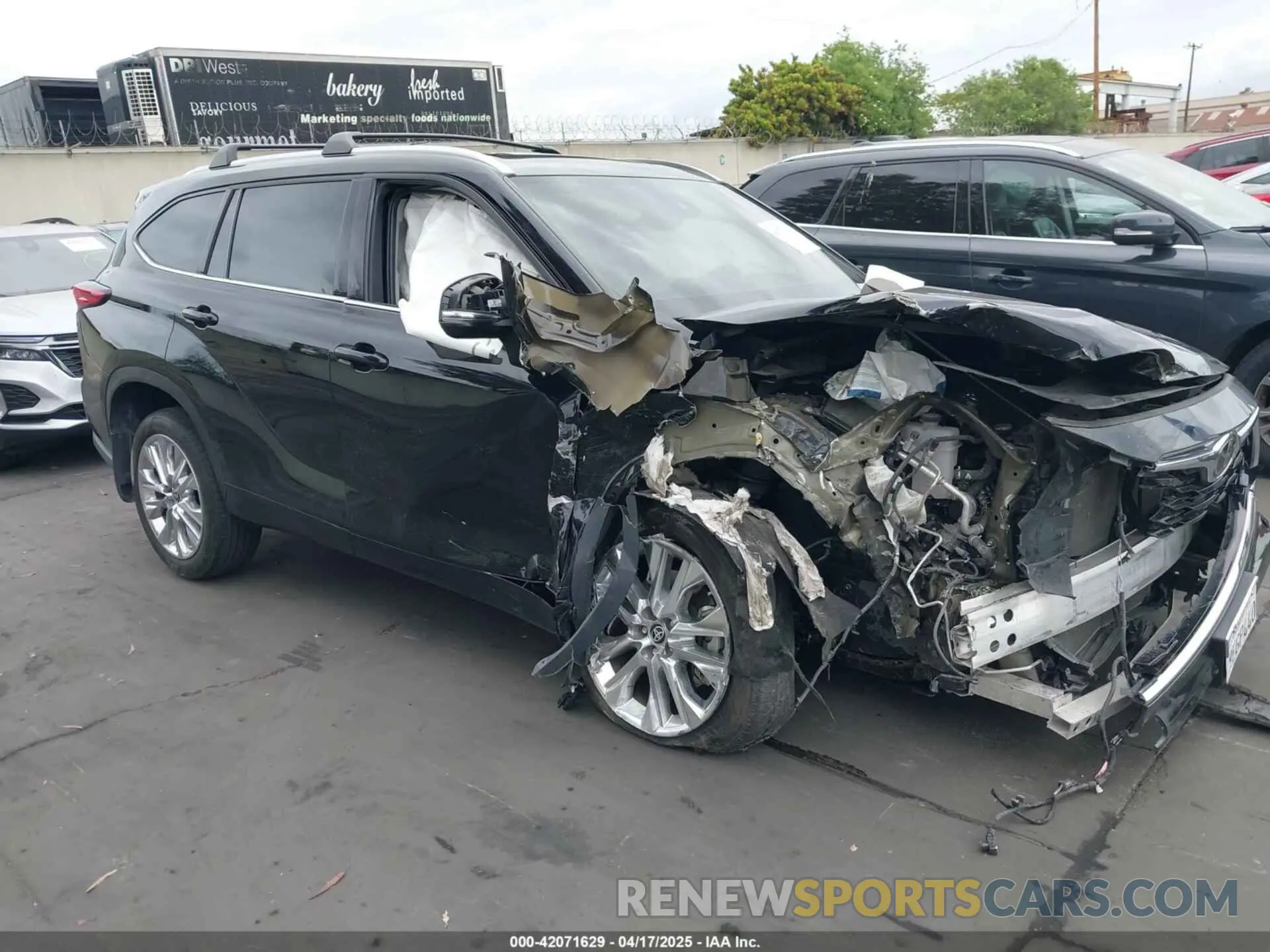 1 Photograph of a damaged car 5TDKDRAH5PS012464 TOYOTA HIGHLANDER 2023