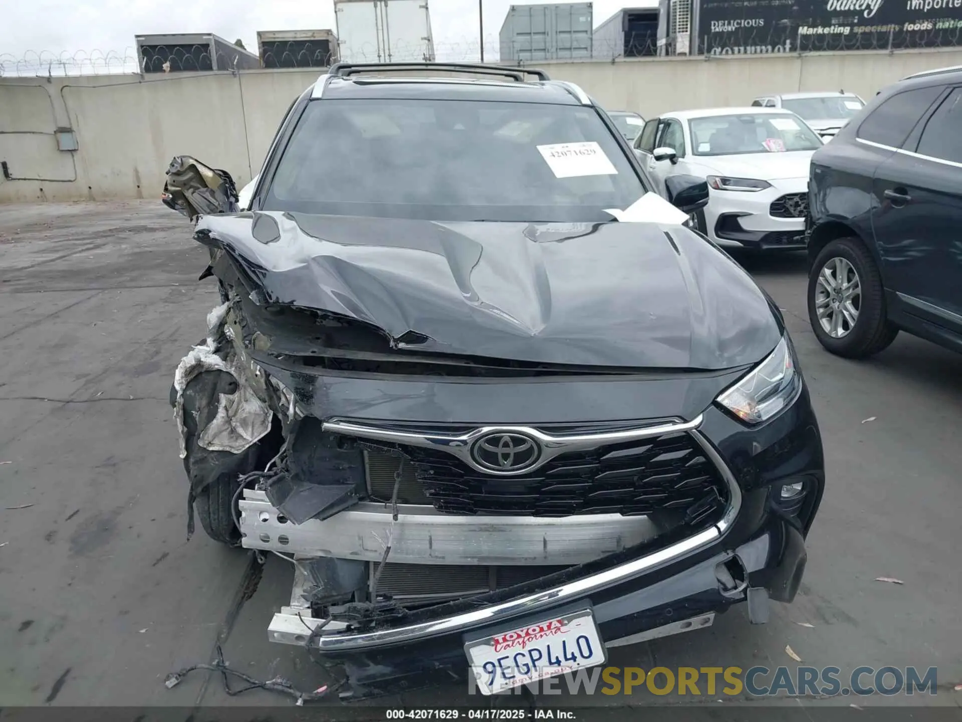 13 Photograph of a damaged car 5TDKDRAH5PS012464 TOYOTA HIGHLANDER 2023