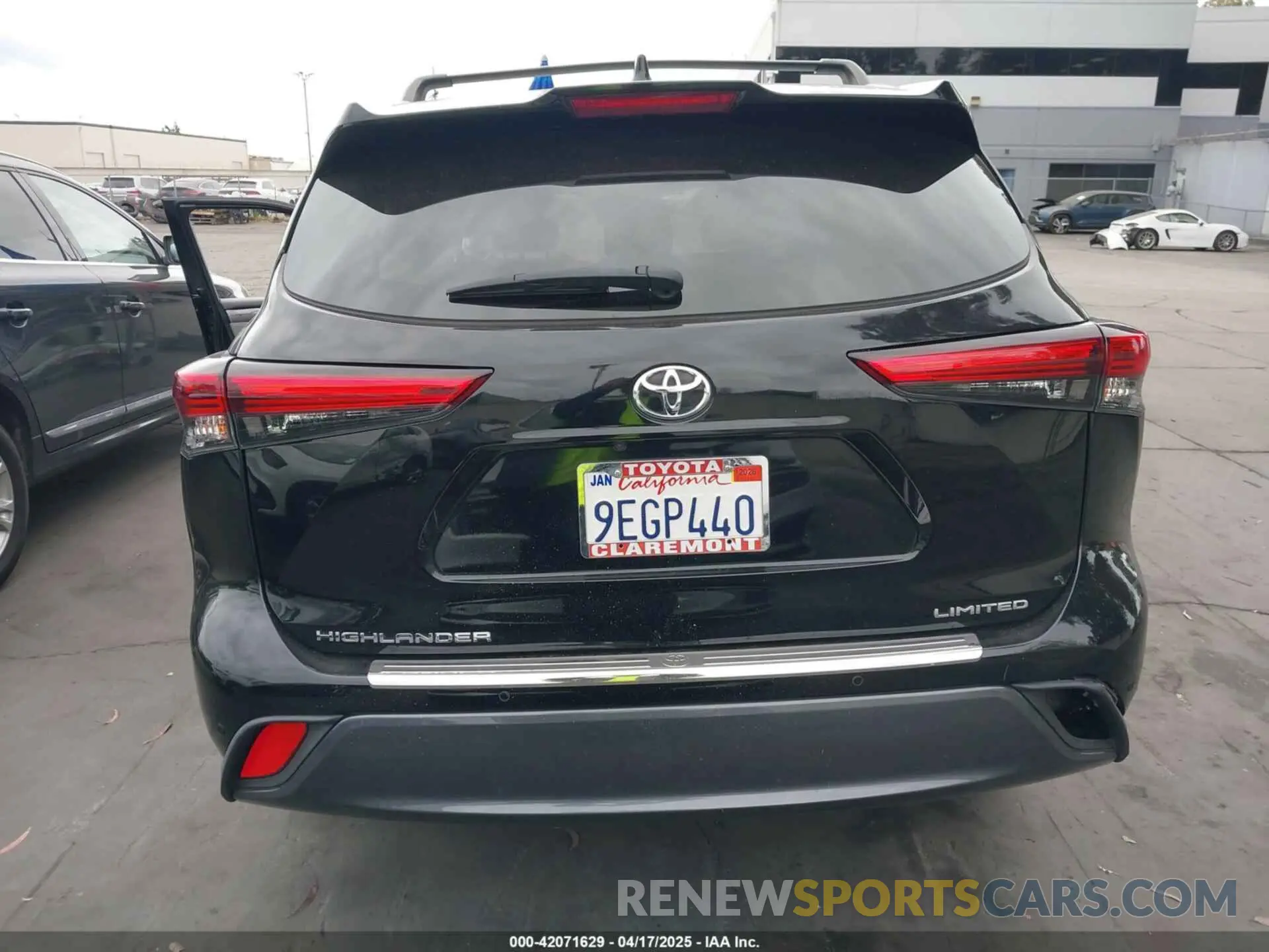 17 Photograph of a damaged car 5TDKDRAH5PS012464 TOYOTA HIGHLANDER 2023