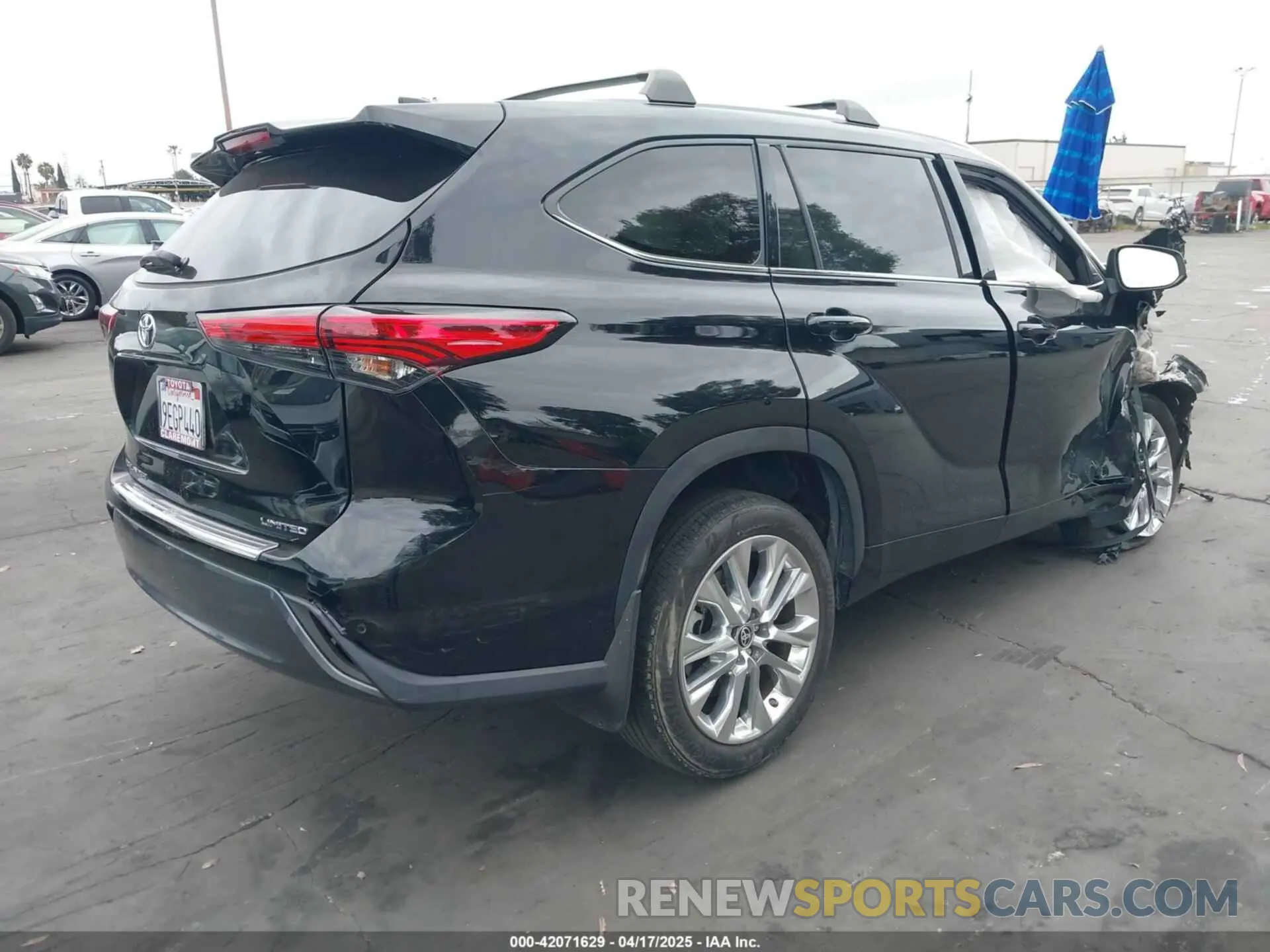 4 Photograph of a damaged car 5TDKDRAH5PS012464 TOYOTA HIGHLANDER 2023