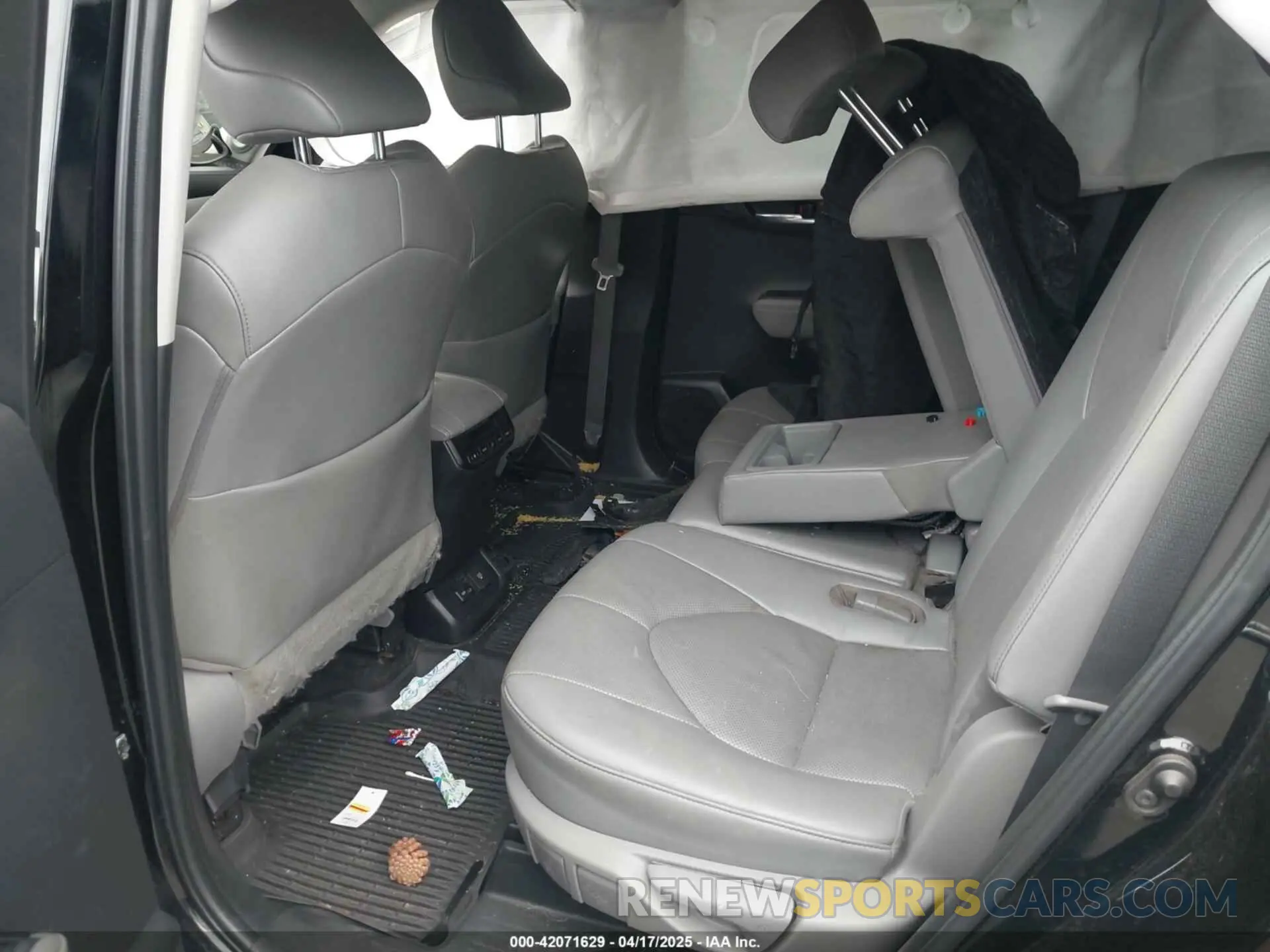 8 Photograph of a damaged car 5TDKDRAH5PS012464 TOYOTA HIGHLANDER 2023