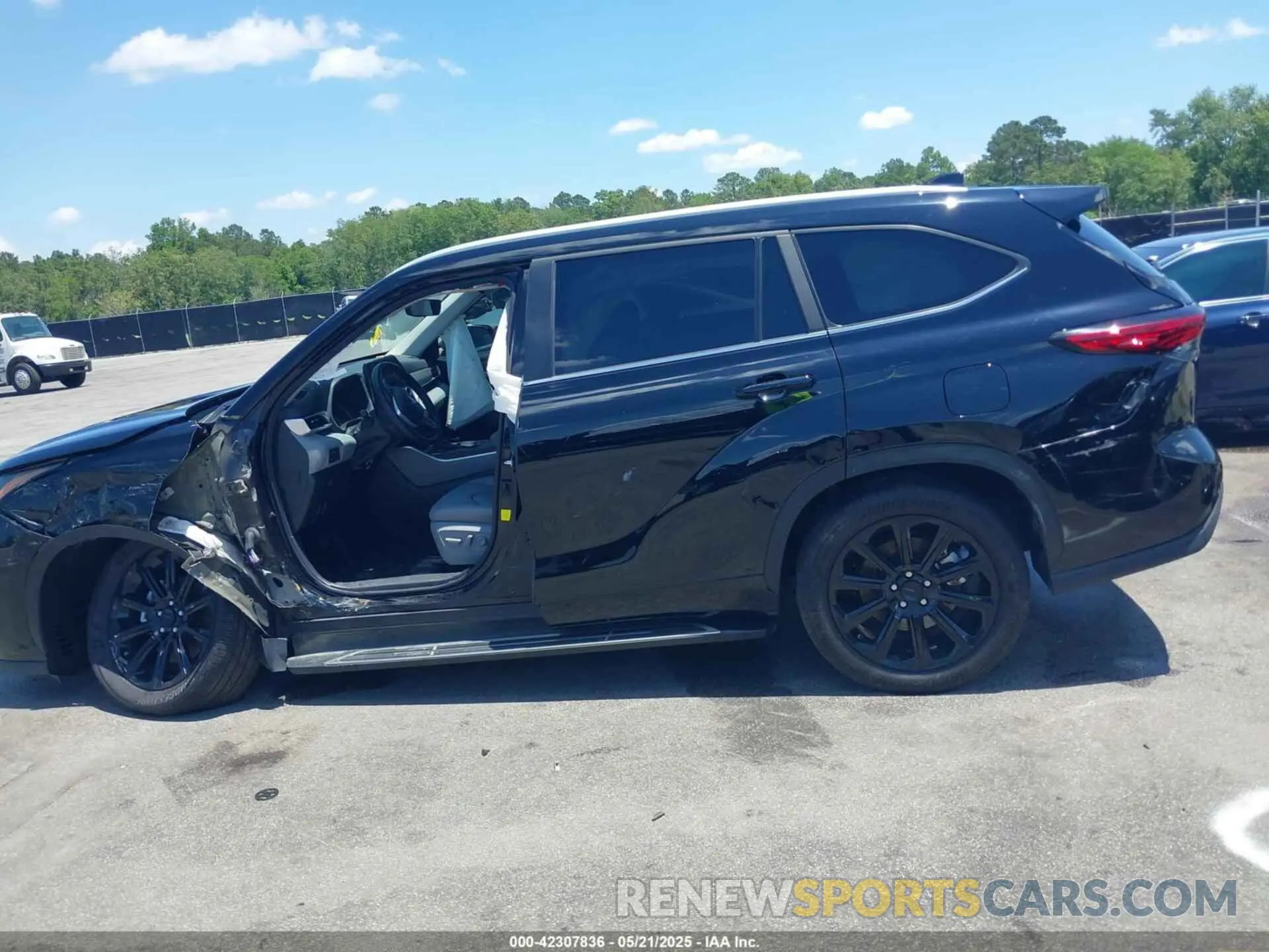 15 Photograph of a damaged car 5TDKDRAH5PS024582 TOYOTA HIGHLANDER 2023