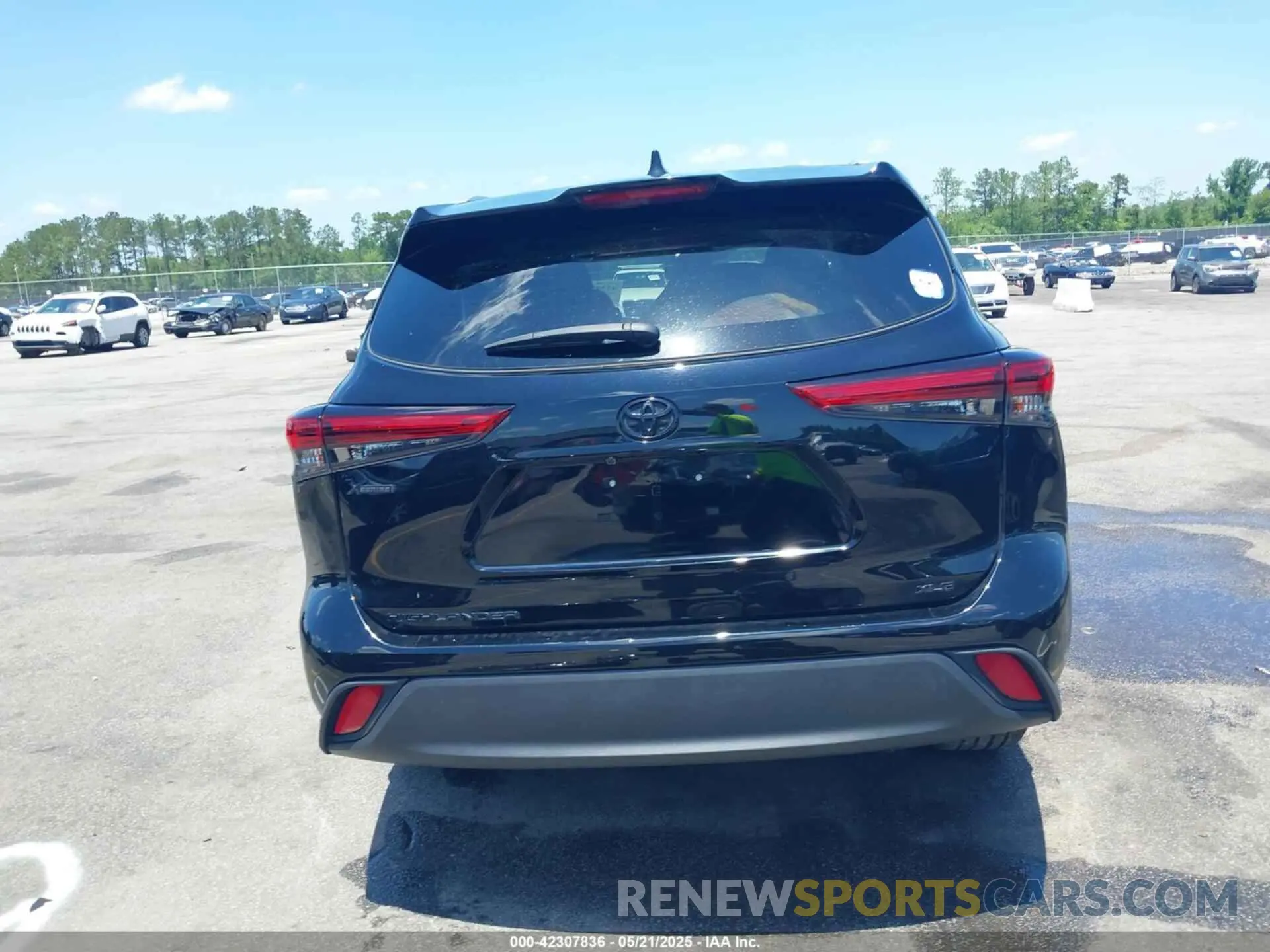 17 Photograph of a damaged car 5TDKDRAH5PS024582 TOYOTA HIGHLANDER 2023