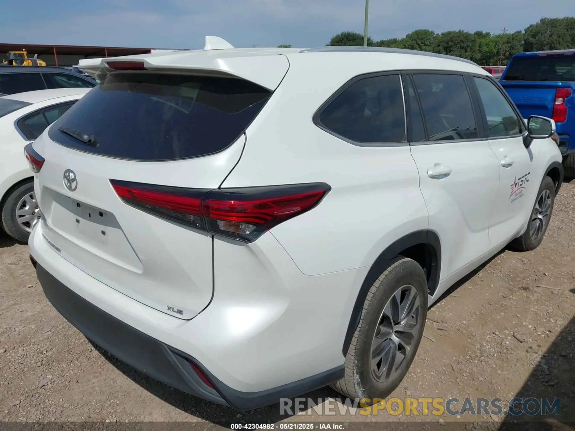 4 Photograph of a damaged car 5TDKDRAH6PS007743 TOYOTA HIGHLANDER 2023