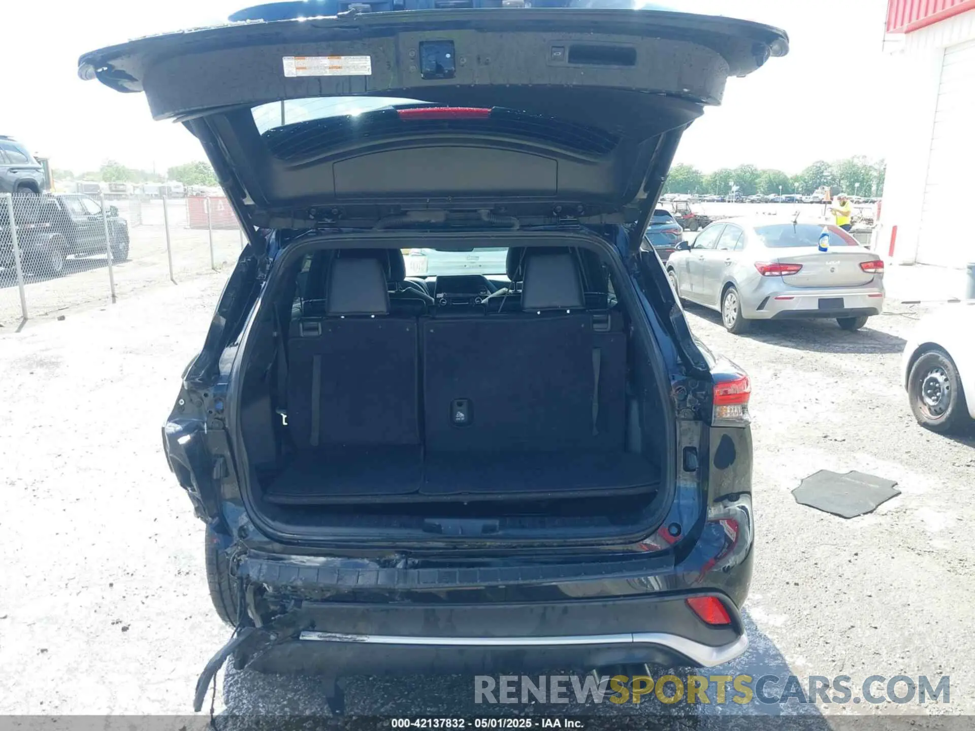 17 Photograph of a damaged car 5TDKDRAH7PS020856 TOYOTA HIGHLANDER 2023