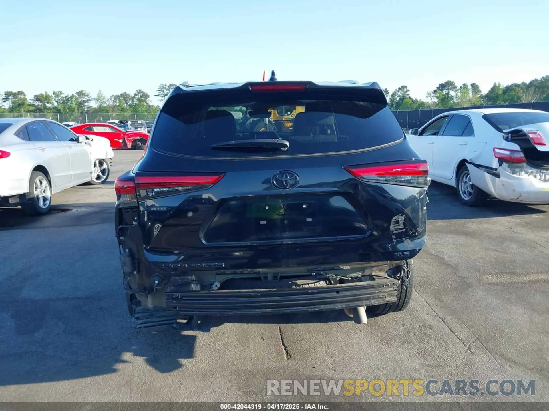 17 Photograph of a damaged car 5TDKDRAH7PS525179 TOYOTA HIGHLANDER 2023