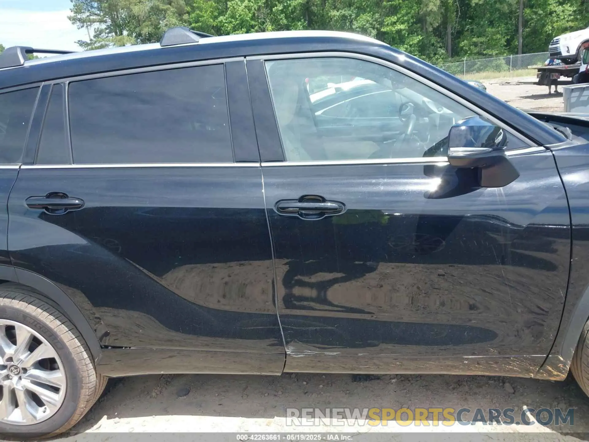 13 Photograph of a damaged car 5TDKDRAH8PS000437 TOYOTA HIGHLANDER 2023