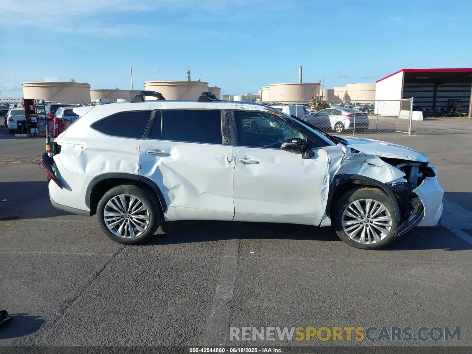 13 Photograph of a damaged car 5TDKDRAH8PS009638 TOYOTA HIGHLANDER 2023