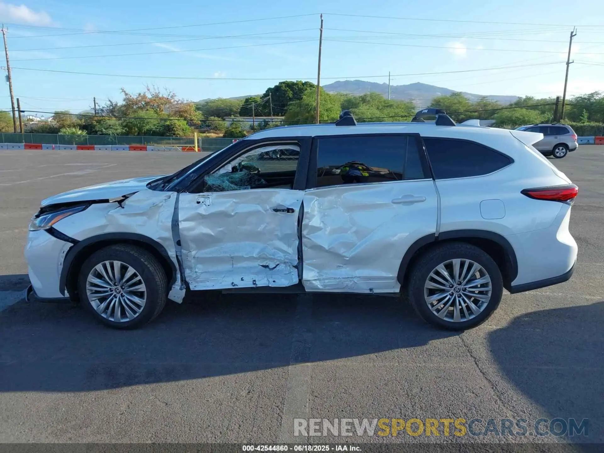 14 Photograph of a damaged car 5TDKDRAH8PS009638 TOYOTA HIGHLANDER 2023