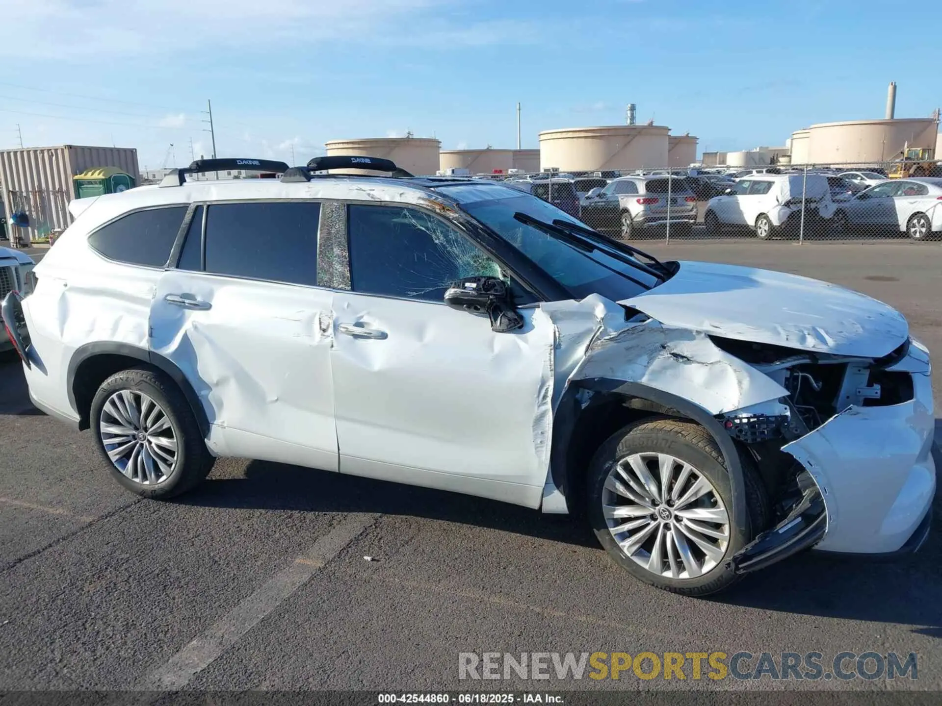 17 Photograph of a damaged car 5TDKDRAH8PS009638 TOYOTA HIGHLANDER 2023