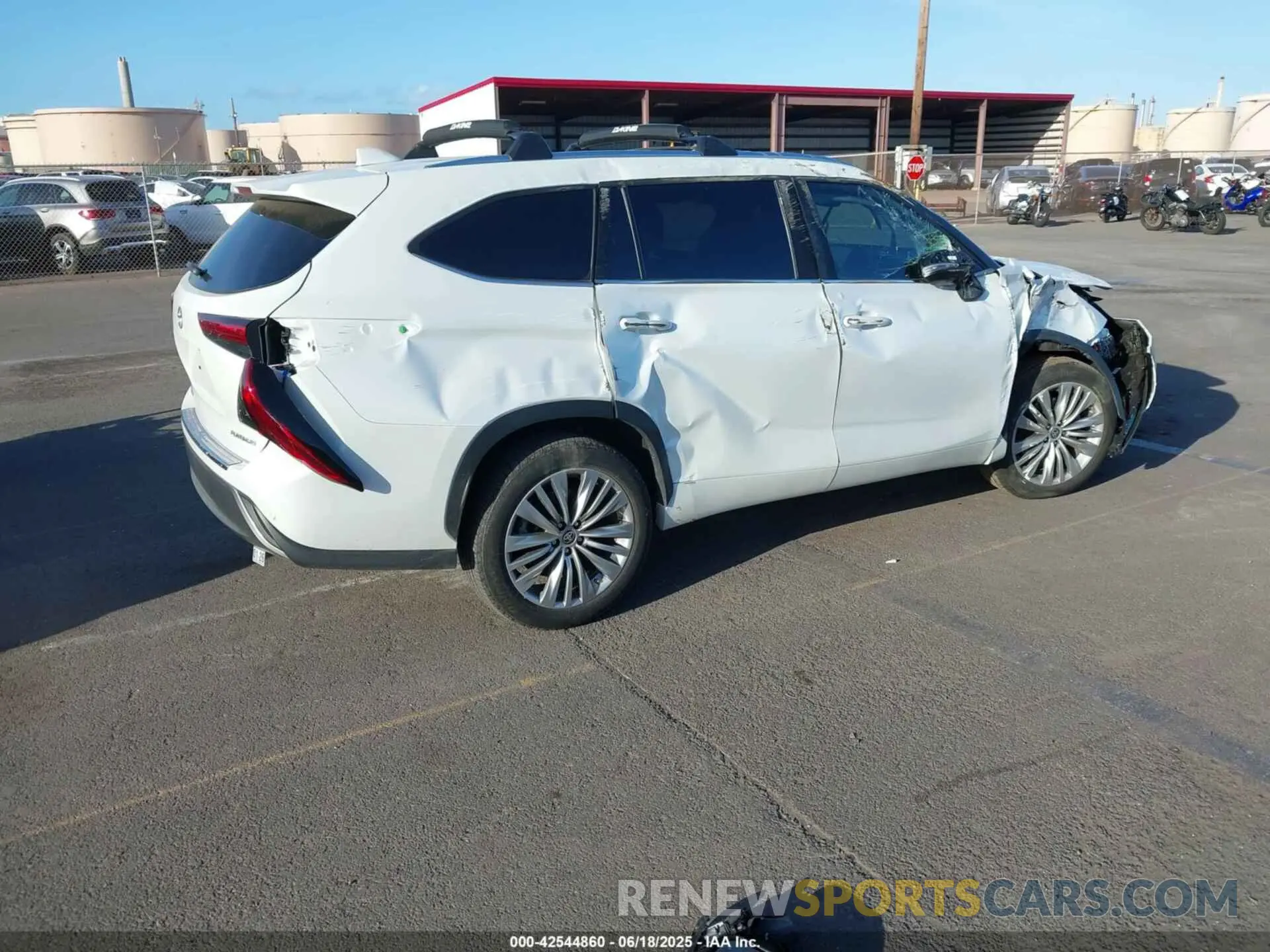 4 Photograph of a damaged car 5TDKDRAH8PS009638 TOYOTA HIGHLANDER 2023