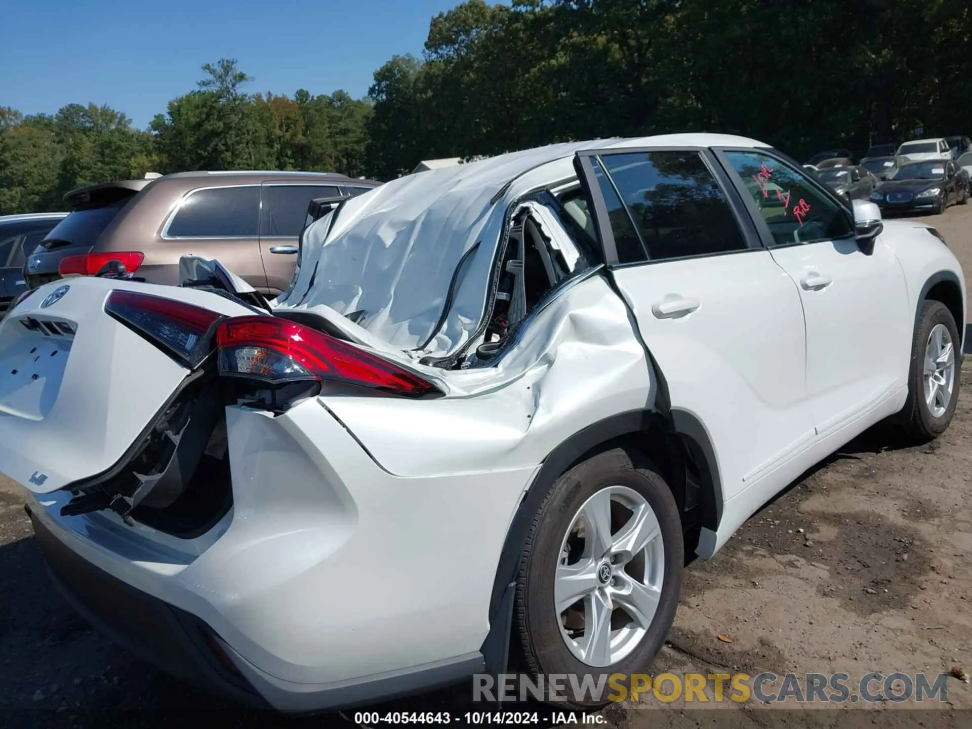 17 Photograph of a damaged car 5TDKDRAH8PS017903 TOYOTA HIGHLANDER 2023